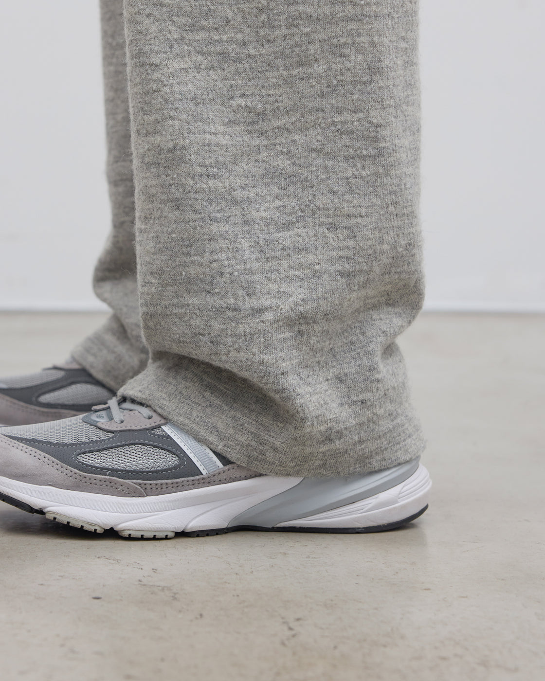 Keylime Tokyoのシェットランドウールとコットンを掛け合わせたヘザーニットパンツの平置きディテール、深めの股上デザインとストレートシルエットが特徴的なグレーのイージーパンツ