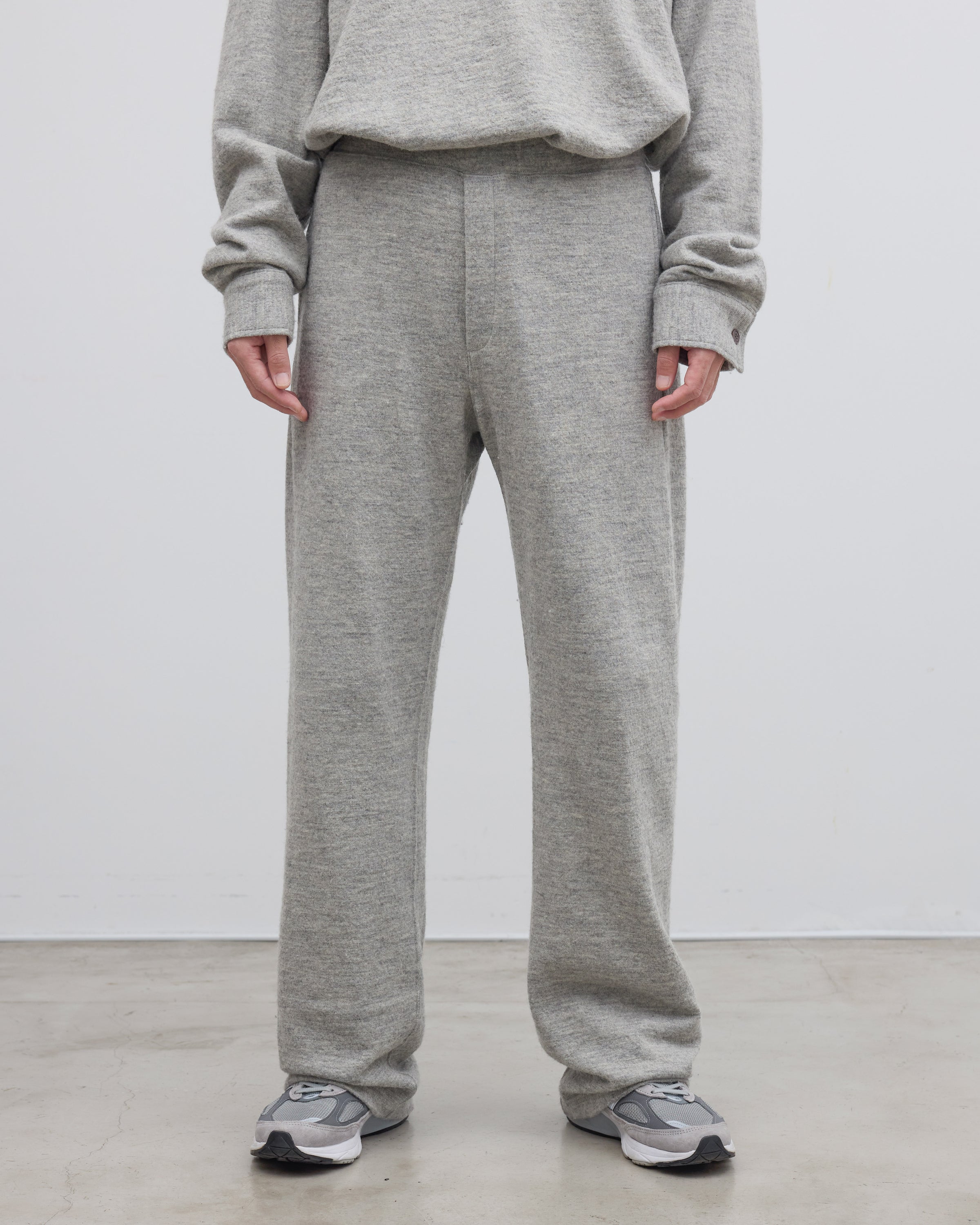 Keylime Tokyoのシェットランドコットンヘザーニットストレートパンツをグレーで着用、リラックス感のあるストレートシルエットと上質な杢調の風合いが際立つ尾州産ウール混紡素材のイージーパンツ