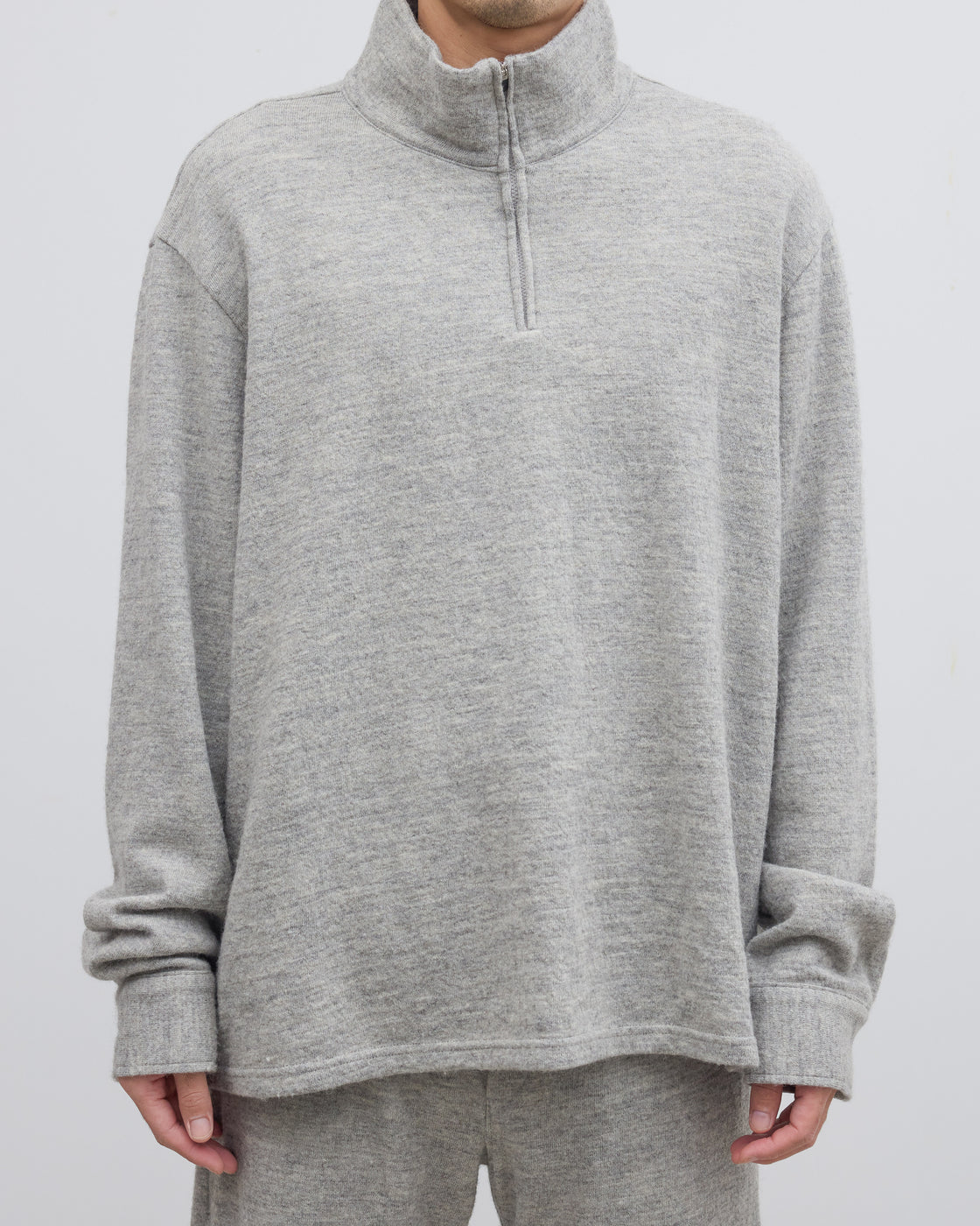 Dhalブランドのシェットランドコットンヘザーニットジッププルオーバーのグレーカラー、メランジ糸特有のふっくらとした表情と尾州ニッターによる丁寧な編み立てが特徴的な日本製ニットウェア