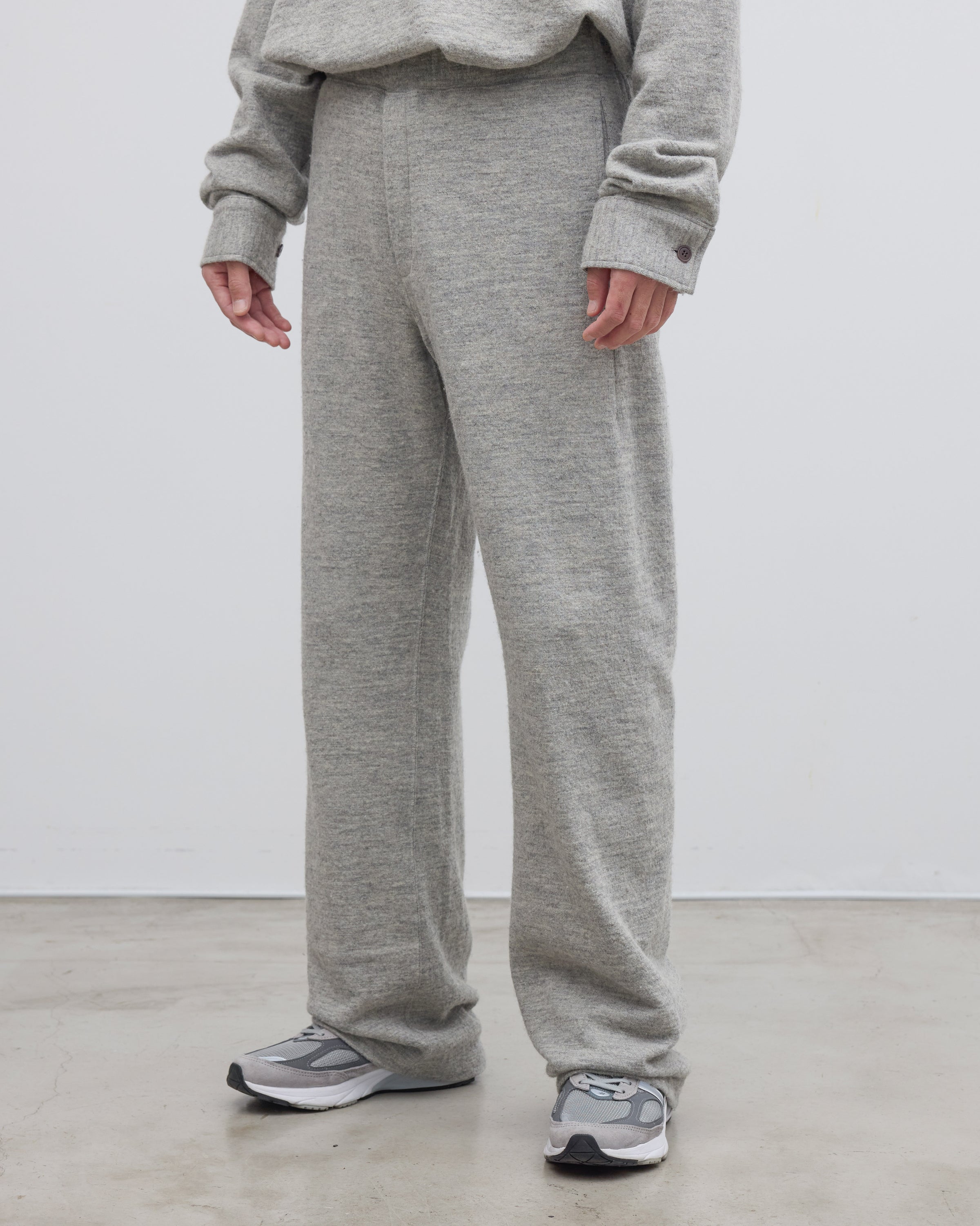 グレーのDhalシェットランドコットンニットパンツの側面から見たシルエット、深めの股上とストレートラインが生み出すリラックスフィットが特徴、日本製の確かな縫製技術が光るイージーパンツ
