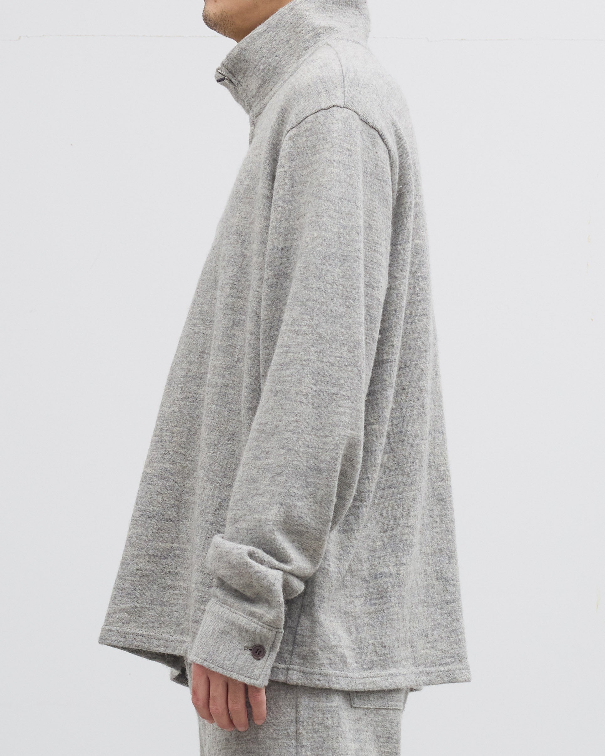 Dhalのシェットランドコットンヘザーニットジッププルオーバーの着用イメージ、縮絨加工を施したふっくらとした質感と上質な素材感が際立つ日本製ニットウェアのディテール