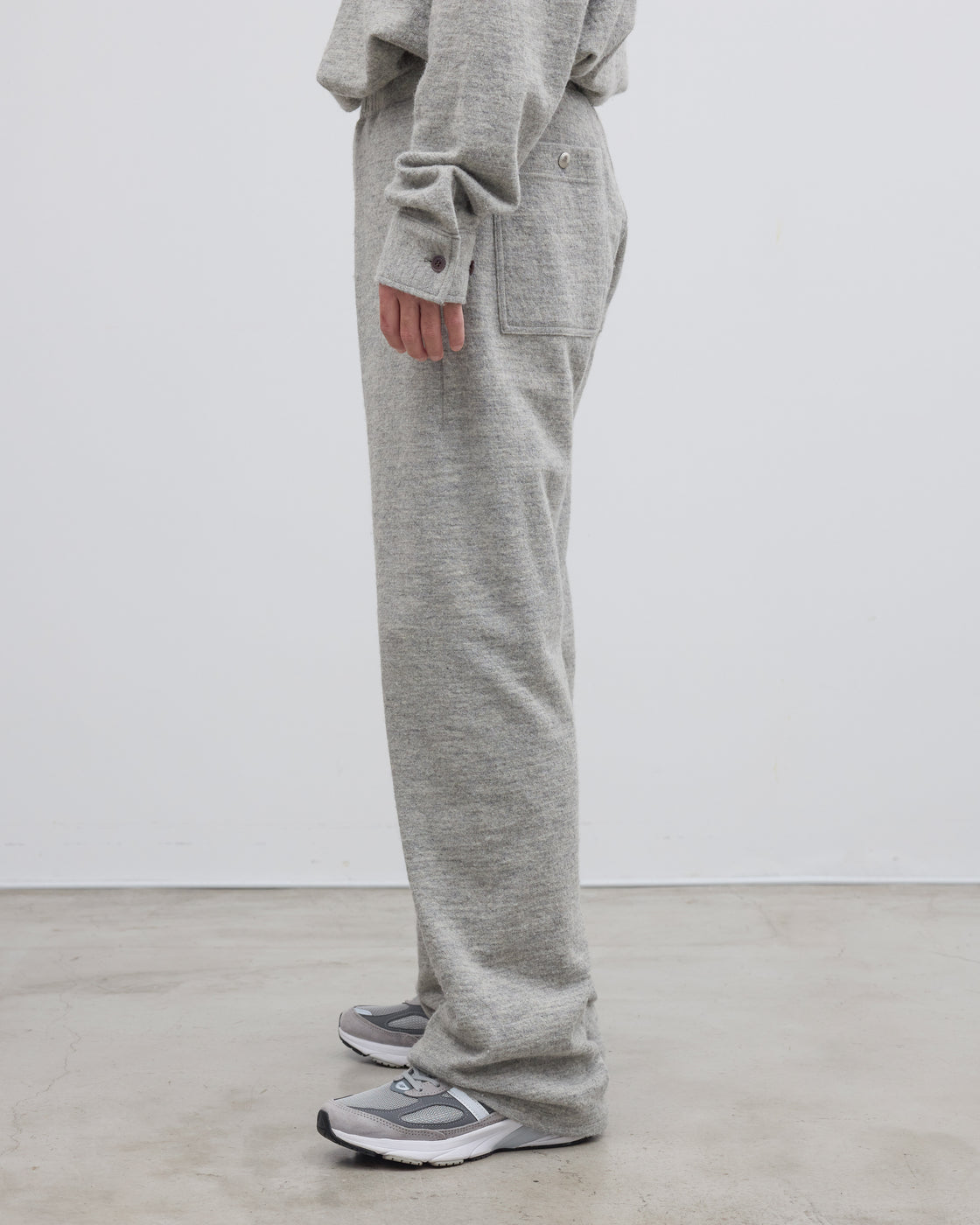 Keylime Tokyoのシェットランドウール混ニットパンツの後ろ姿、ストレートシルエットと杢調メランジ感が上品な佇まいを演出するグレーのイージーパンツ、尾州産素材使用の日本製