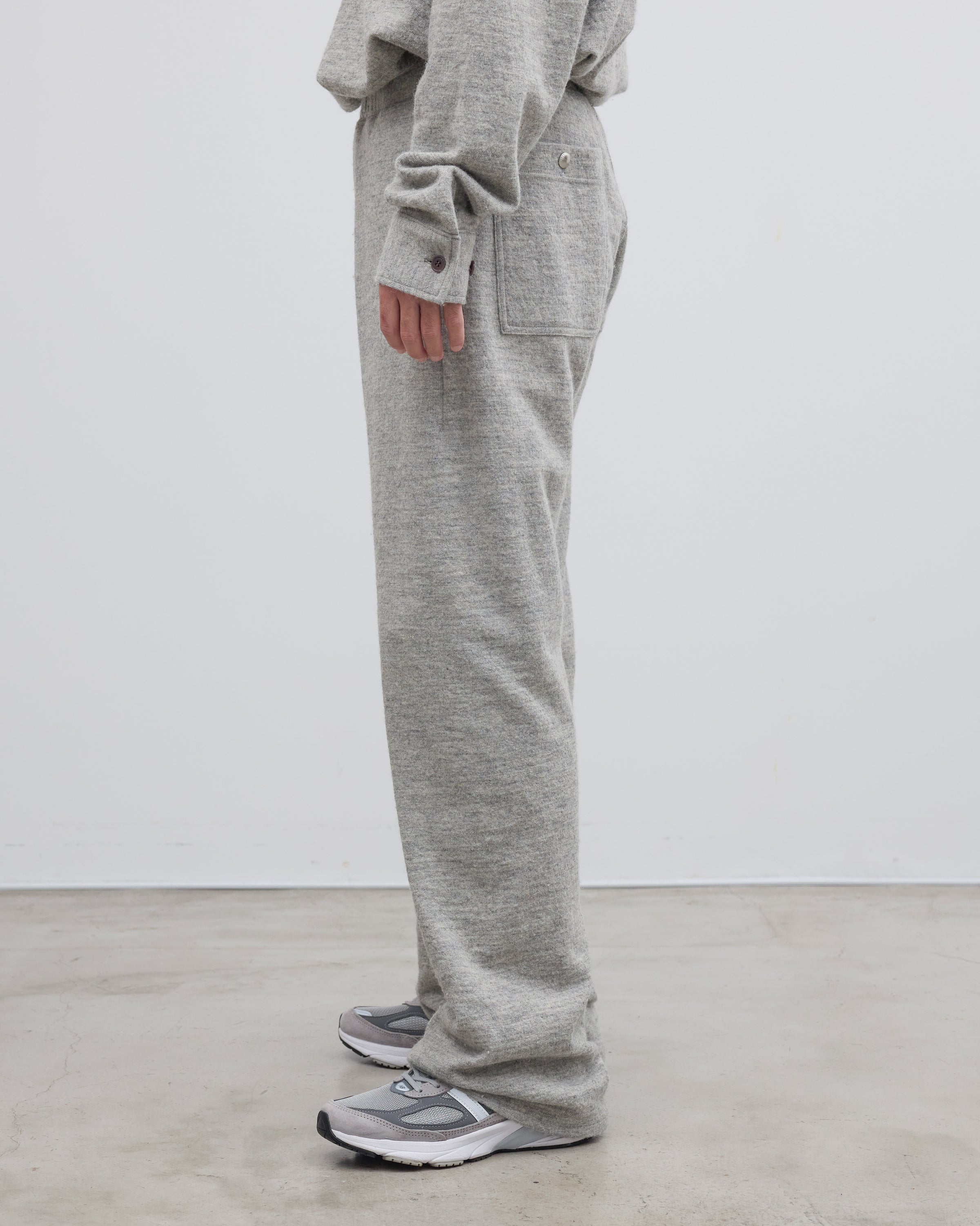 Keylime Tokyoのシェットランドウール混ニットパンツの後ろ姿、ストレートシルエットと杢調メランジ感が上品な佇まいを演出するグレーのイージーパンツ、尾州産素材使用の日本製