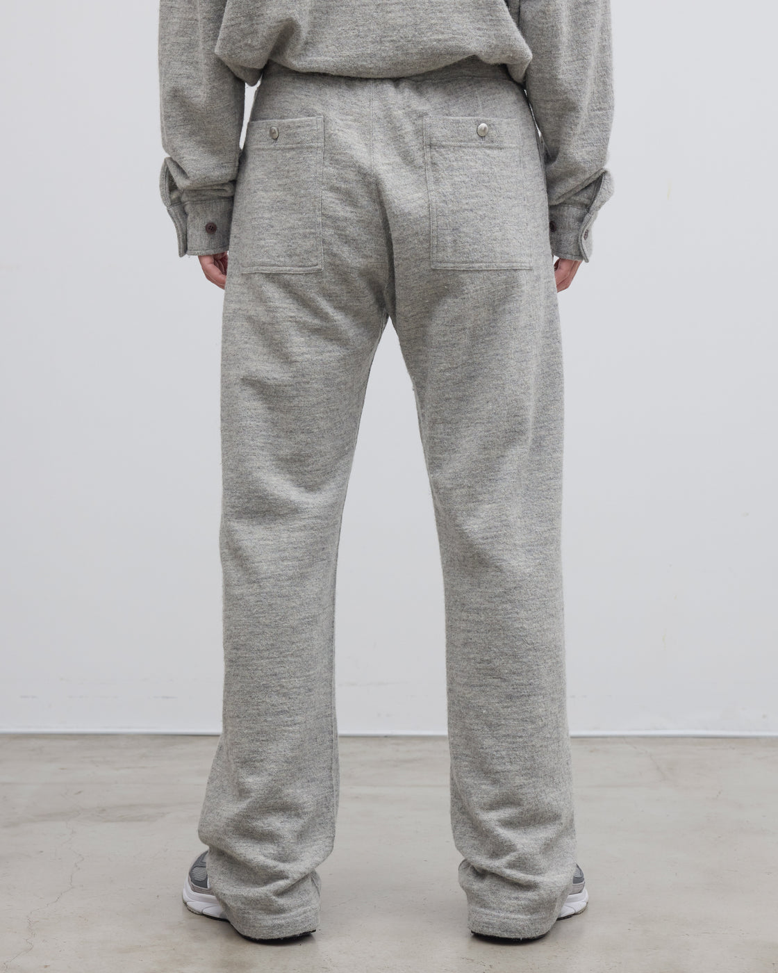 シェットランドウールとコットンを掛け合わせた杢調ヘザーニット生地のクローズアップ、温かみのある風合いと上質なメランジ感が特徴的なKeylime Tokyoのグレーニットパンツ素材