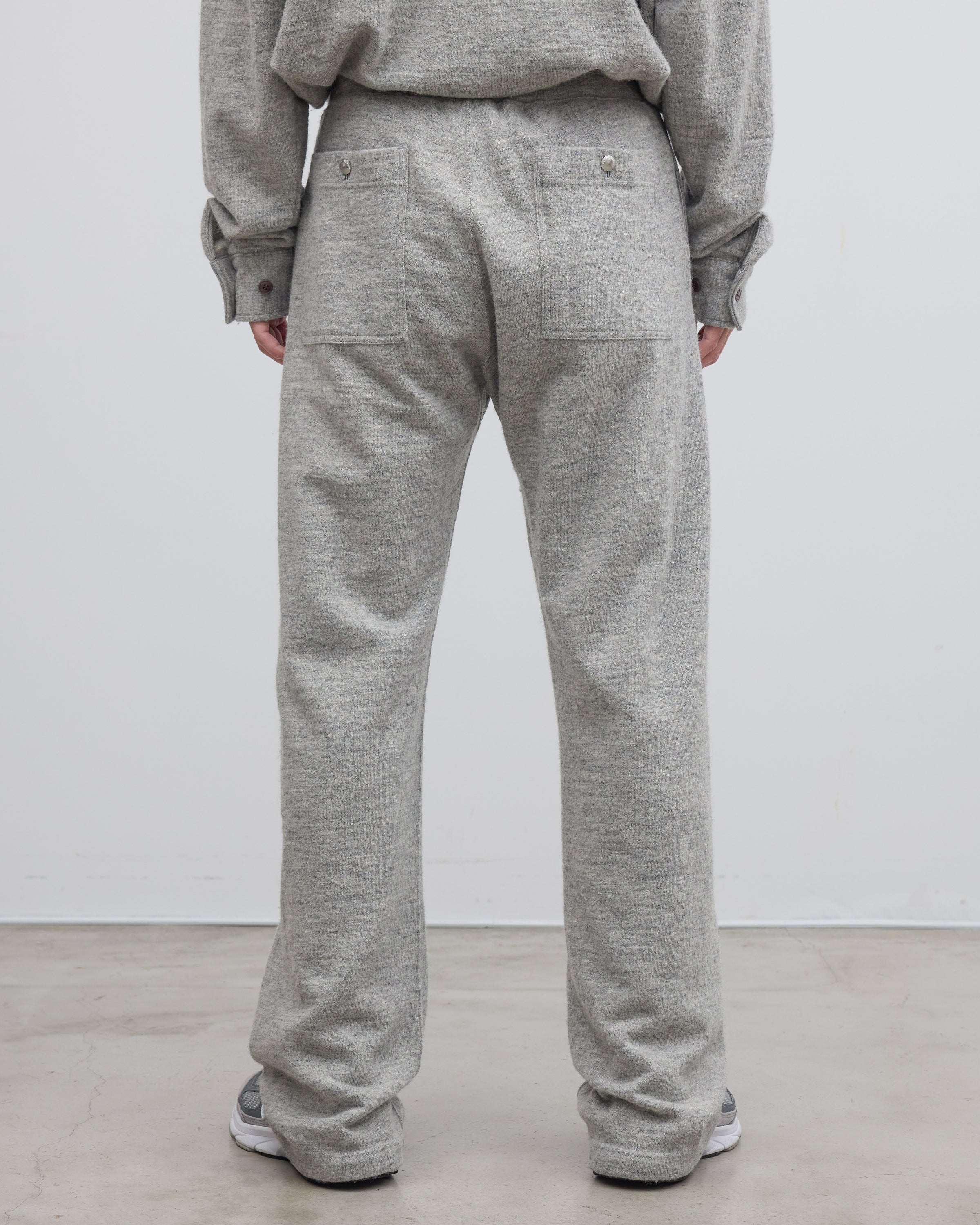 シェットランドウールとコットンを掛け合わせた杢調ヘザーニット生地のクローズアップ、温かみのある風合いと上質なメランジ感が特徴的なKeylime Tokyoのグレーニットパンツ素材