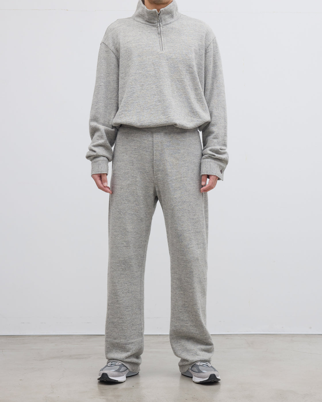 Dhalシェットランドコットンニットパンツのウエスト部分とポケットディテール、深めの股上デザインとリラックス感を両立した日本製イージーパンツの細部、尾州産ウール混紡素材