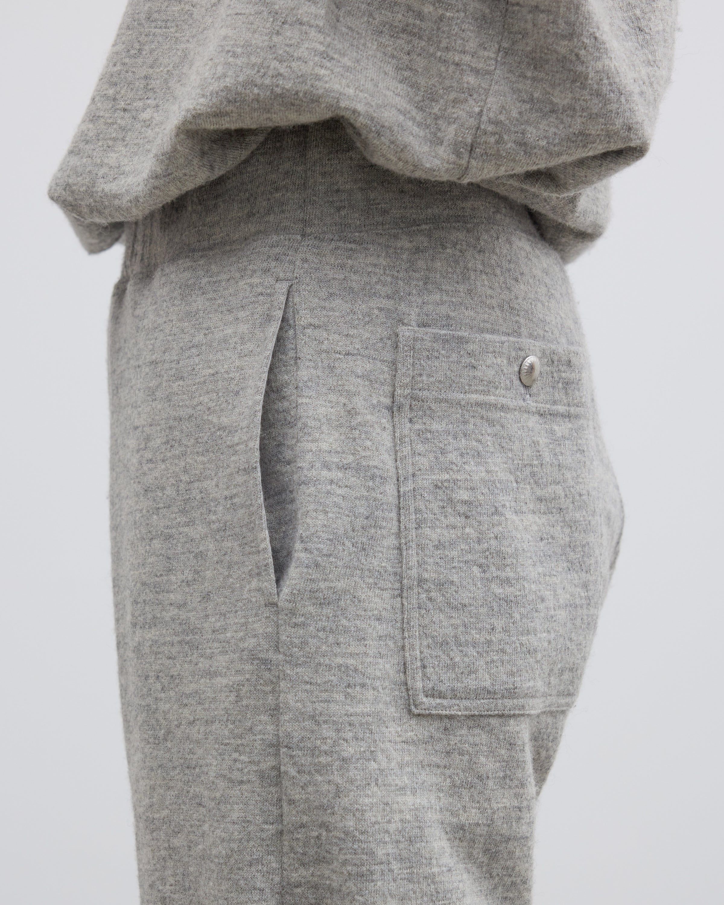 グレーのDhalシェットランドコットンニットパンツを使ったリラックスコーディネート、ストレートシルエットと上質な風合いが魅力の日本製イージーパンツ、同素材プルオーバーとセットアップ可能