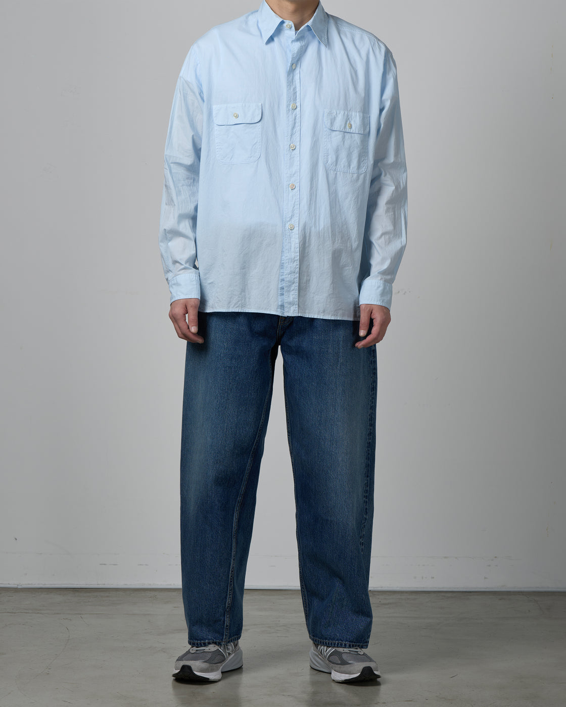 CIOTA バギー5ポケットパンツ ミディアムブラック 着用サイドビュー｜カジュアルの中に品の良さを感じさせるワイドシルエット、生機セルビッジデニムの側面着用イメージ
