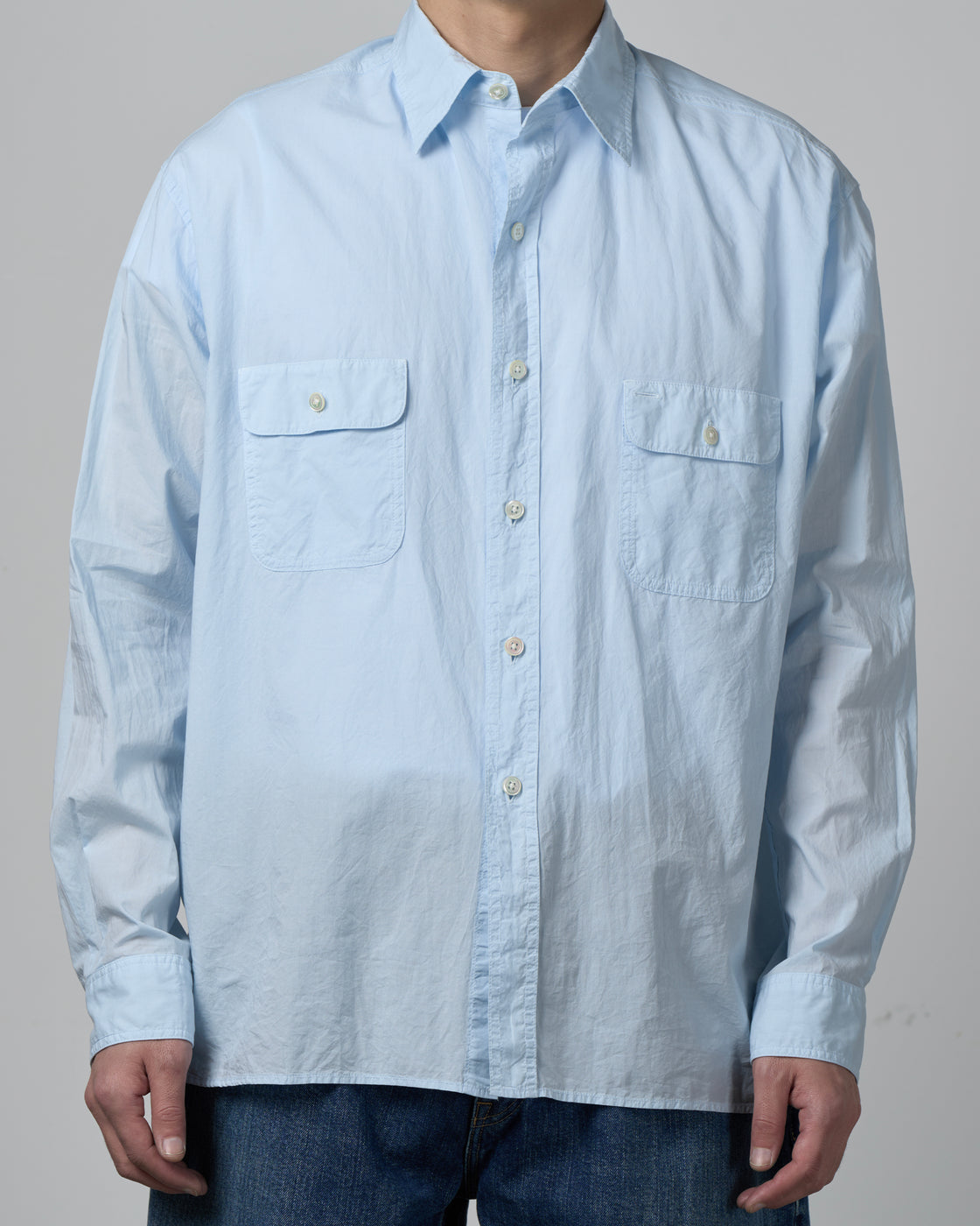 CIOTA バギー5ポケットパンツ ミディアムブラック 背面全体像｜腰回りにフィット感を持たせつつ裾へストレートに落ちる90年代バギーベースのモダンなシルエット
