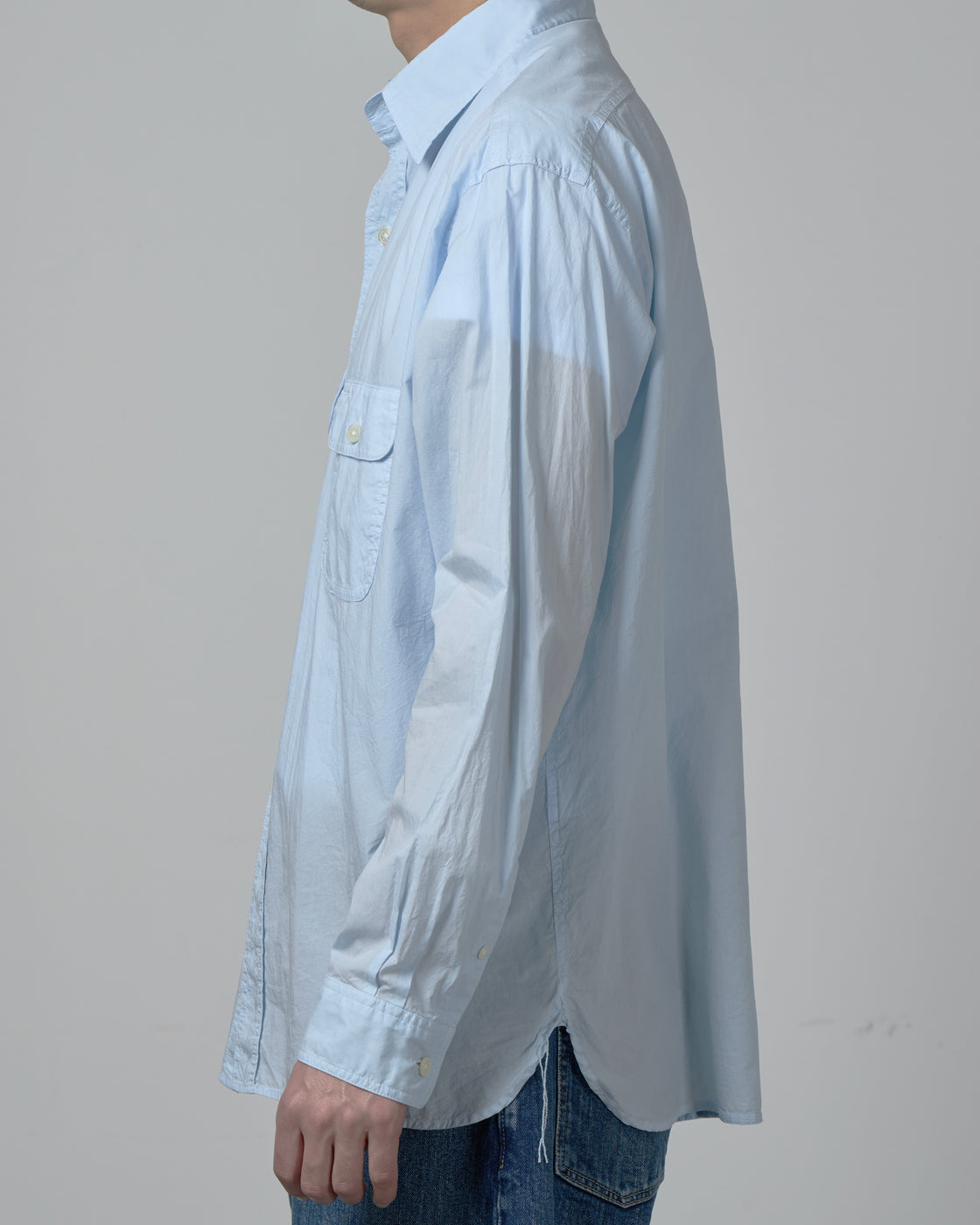 CIOTA バギー5ポケットパンツ ミディアムブラック 着用正面｜身長178cmのモデルがサイズ32を着用、ゆったりとしたワイドシルエットと品のある黒デニムのコーディネート
