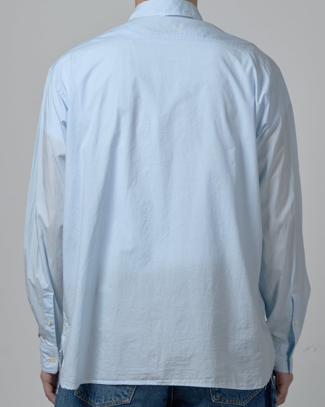 CIOTA バギー5ポケットパンツ ミディアムブラック 着用背面｜裾に向かってストレートに落ちるラインとバギー特有のボリューム感、日本製スビンコットンデニムの後ろ姿
