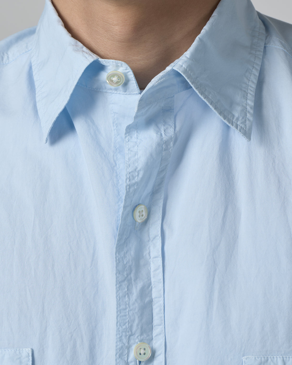 CIOTA バギー5ポケットパンツ ミディアムブラック ウエスト・腰回りクローズアップ｜5ポケット仕様のウエスト部分とフィット感のある腰回りのディテール、セルビッジ耳も確認できる
