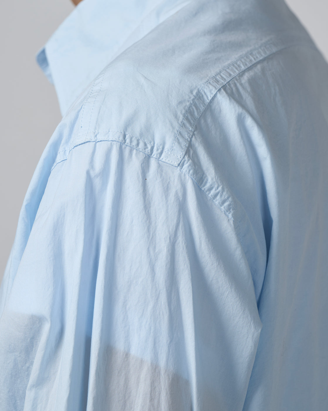 CIOTA バギー5ポケットパンツ ミディアムブラック フロントポケットクローズアップ｜コインポケットを含む5ポケット構造と、やりすぎない加工が上品なブラックデニムの表情