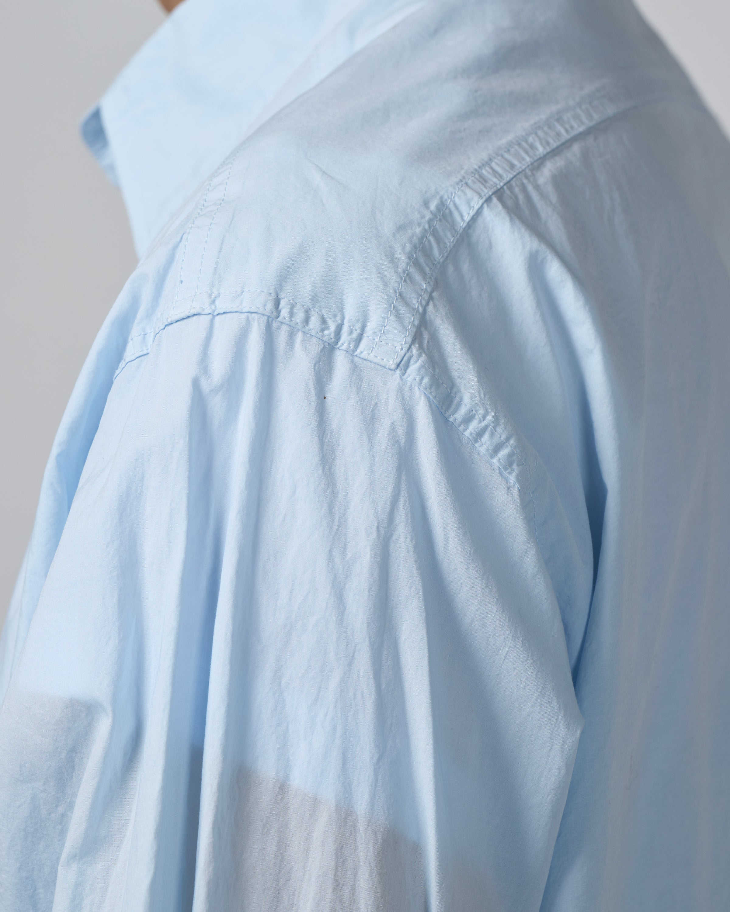 CIOTA バギー5ポケットパンツ ミディアムブラック フロントポケットクローズアップ｜コインポケットを含む5ポケット構造と、やりすぎない加工が上品なブラックデニムの表情