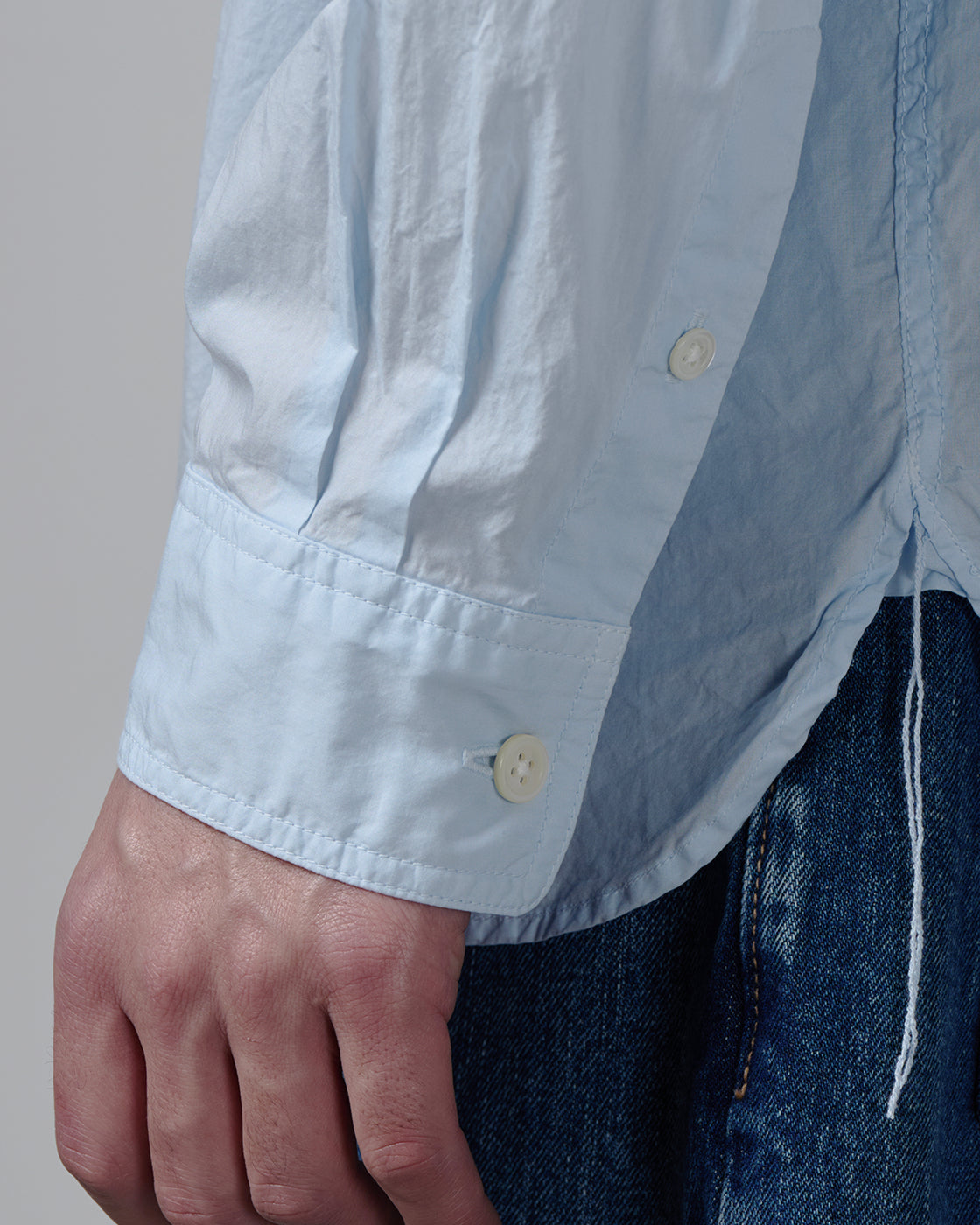 CIOTA バギー5ポケットパンツ ミディアムブラック 着用スタイリング上半身込み｜トップスとのバランスを見せるコーディネート、太すぎないバギーシルエットが様々な着こなしに対応