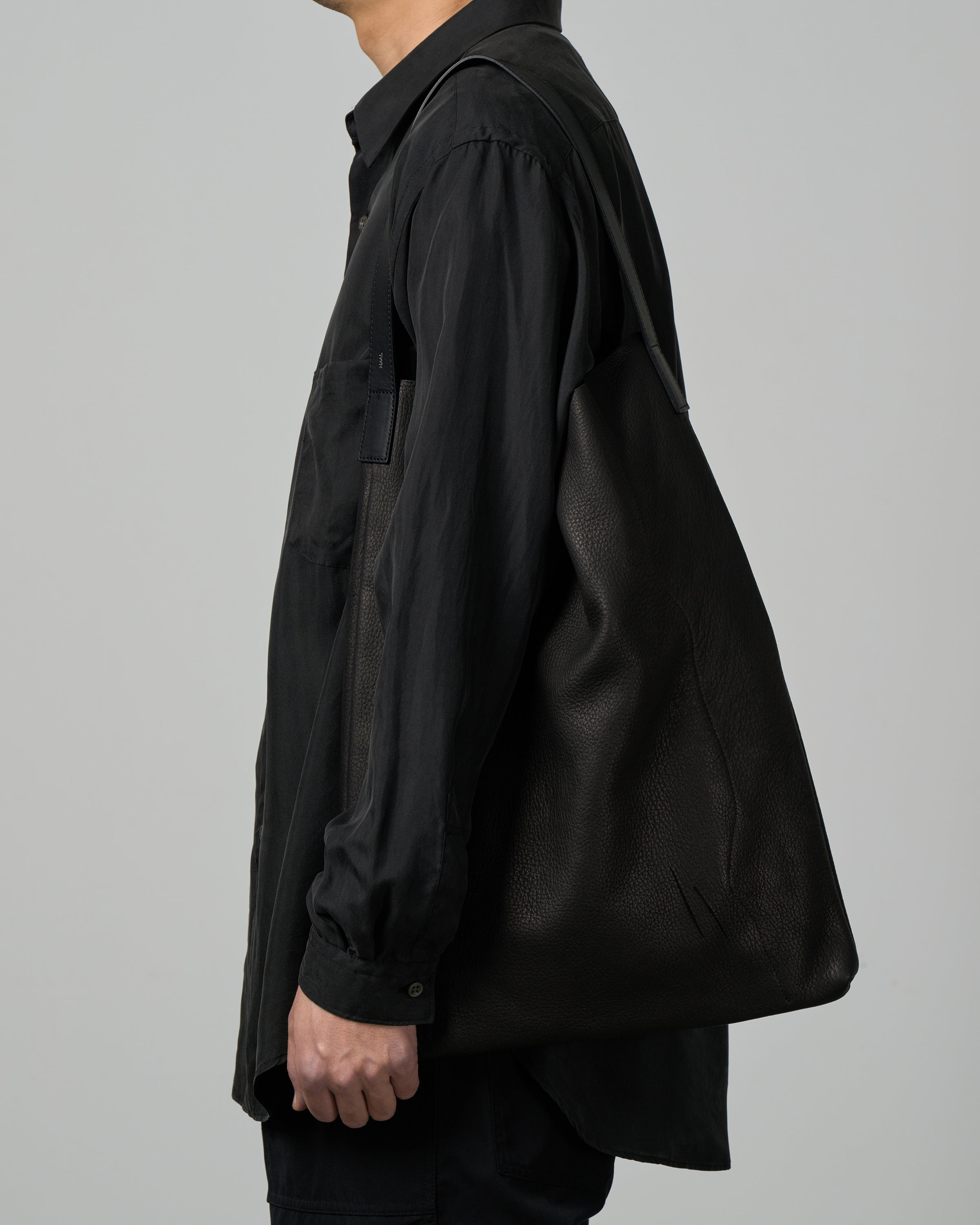 HAAL プリミティブワンショルダーバッグ 鹿革 ブラック 開口部・内部クローズアップ｜潔くワンショルダーに絞ったミニマルなデザインの開口部構造と、日本製ならではの丁寧な縫製仕上げ