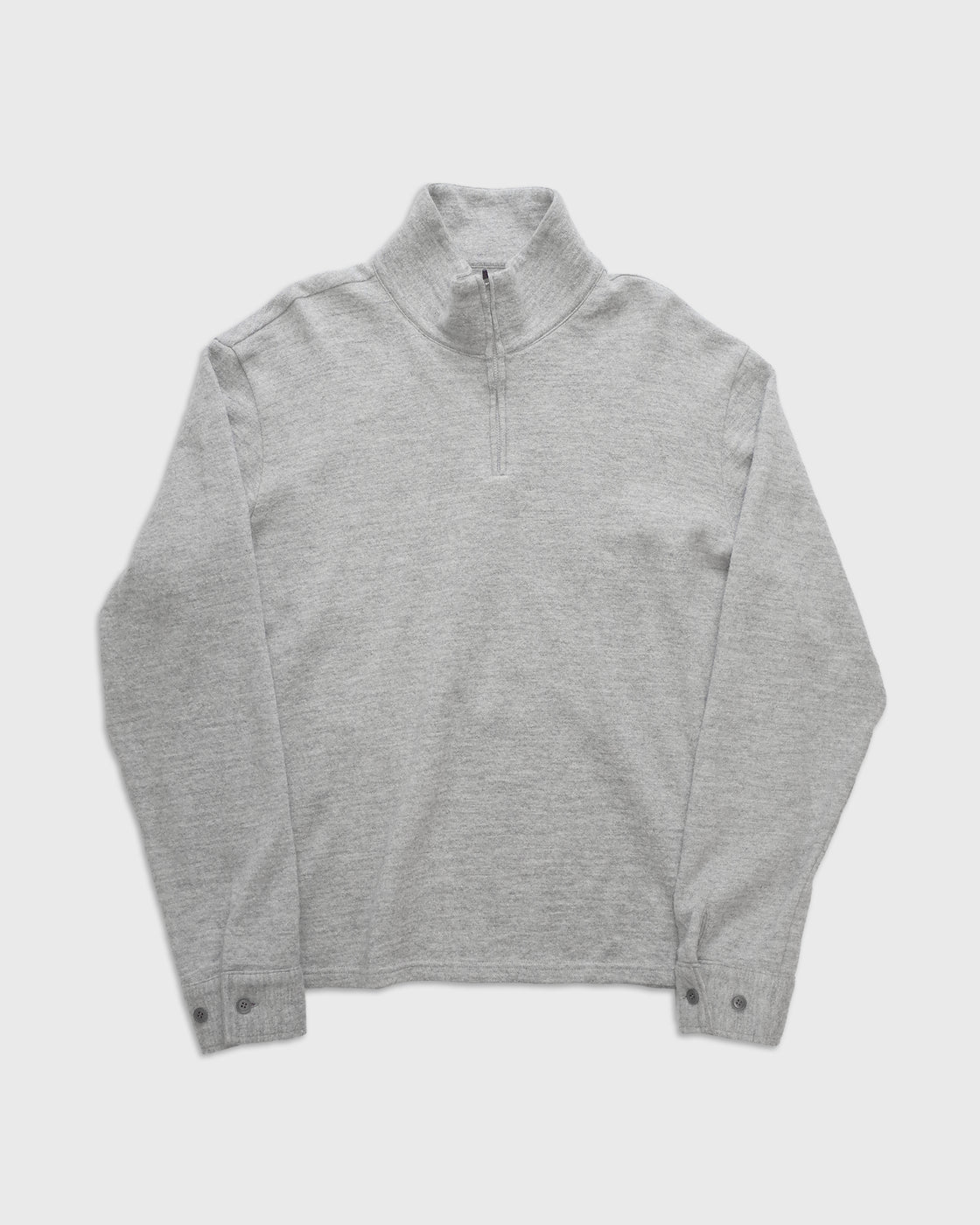 グレーのシェットランドウールとコットンを撚り合わせたメランジ糸のハーフジップニットプルオーバーを着用したモデルの全身正面写真、日本製の上質なニットウェアの質感と柔らかな風合いが伝わる一枚