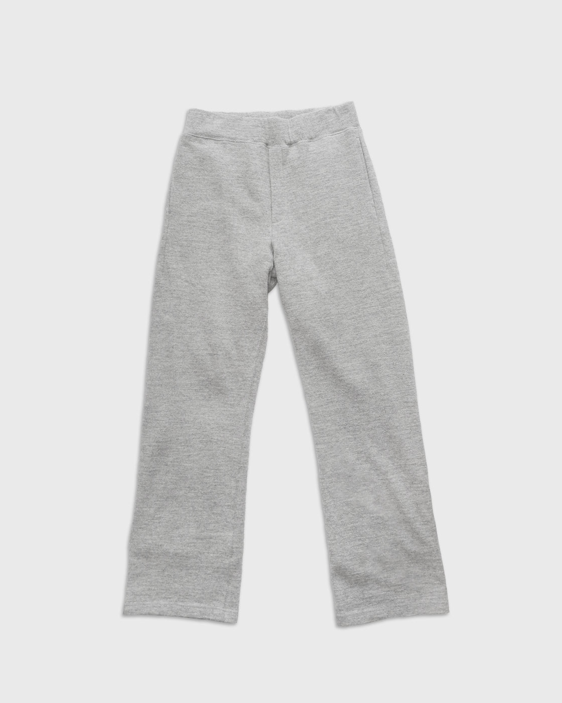 グレーのシェットランドウールとコットンを掛け合わせた杢調メランジニットパンツを着用したモデルの全身スタイリング、深めの股上とストレートシルエットが特徴的な日本製イージーパンツ、Keylime Tokyo