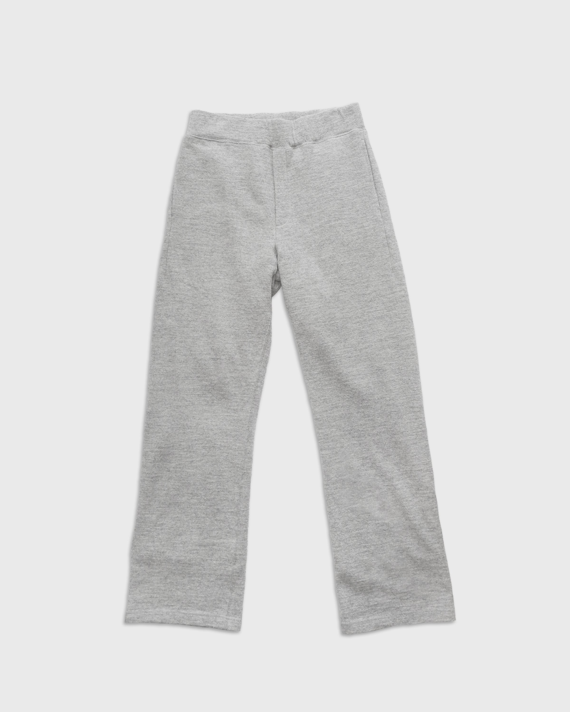 グレーのシェットランドウールとコットンを掛け合わせた杢調メランジニットパンツを着用したモデルの全身スタイリング、深めの股上とストレートシルエットが特徴的な日本製イージーパンツ、Keylime Tokyo