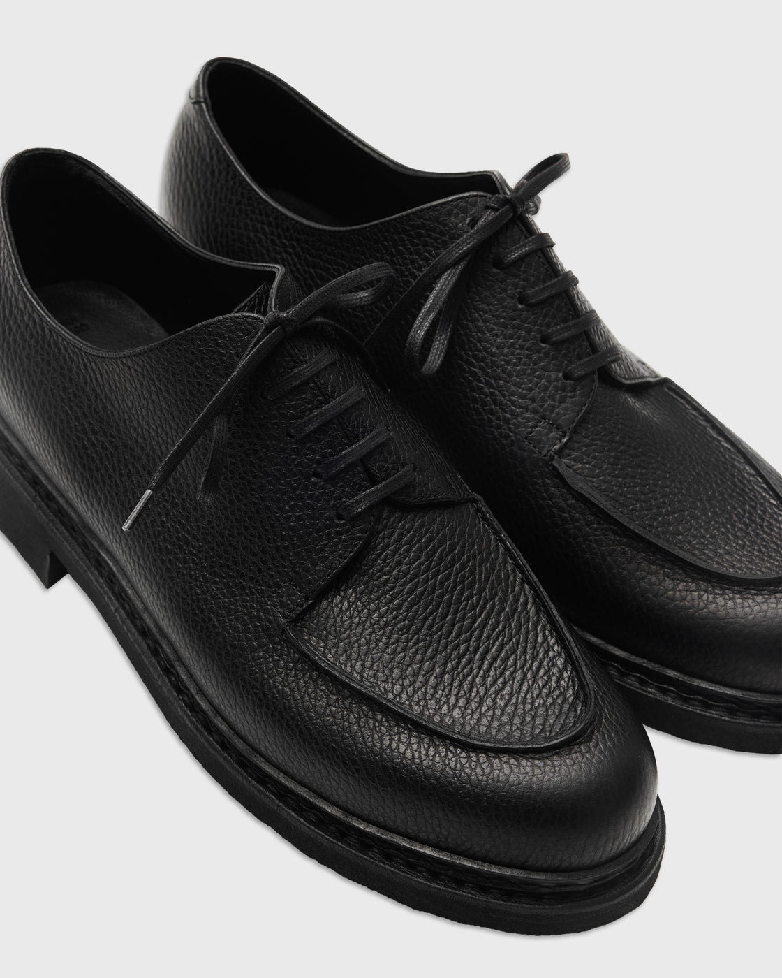 Paraboot ARPENTEUR MIRAGE黒革靴の側面プロフィール、美しいシルエットと職人技が光るソール構造、グレインレザーの上品な風合いが魅力的な一足