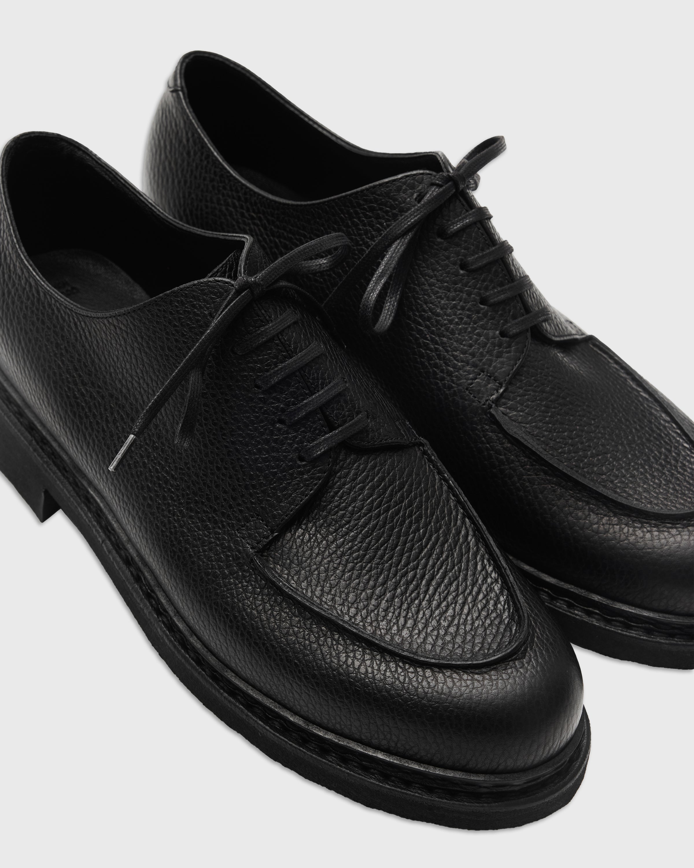 Paraboot ARPENTEUR MIRAGE黒革靴の側面プロフィール、美しいシルエットと職人技が光るソール構造、グレインレザーの上品な風合いが魅力的な一足