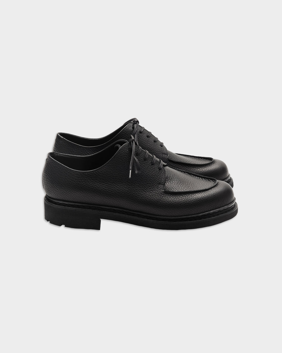 Paraboot ARPENTEUR MIRAGE黒グレインレザーシューズの斜め上からのアングル、立体的なフォルムと革の表情が分かる詳細ビュー、フランス伝統の靴作り
