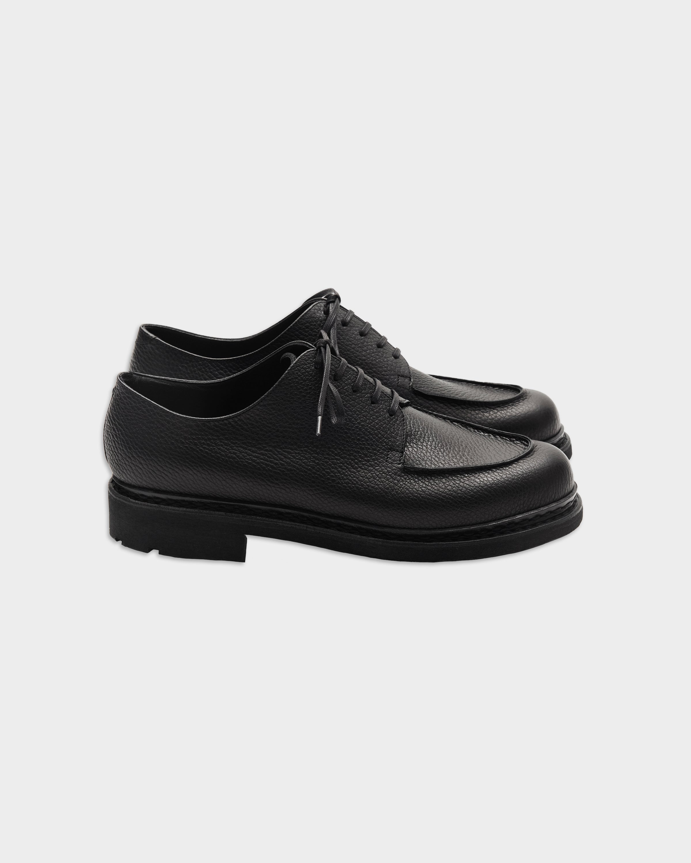 Paraboot ARPENTEUR MIRAGE黒グレインレザーシューズの斜め上からのアングル、立体的なフォルムと革の表情が分かる詳細ビュー、フランス伝統の靴作り