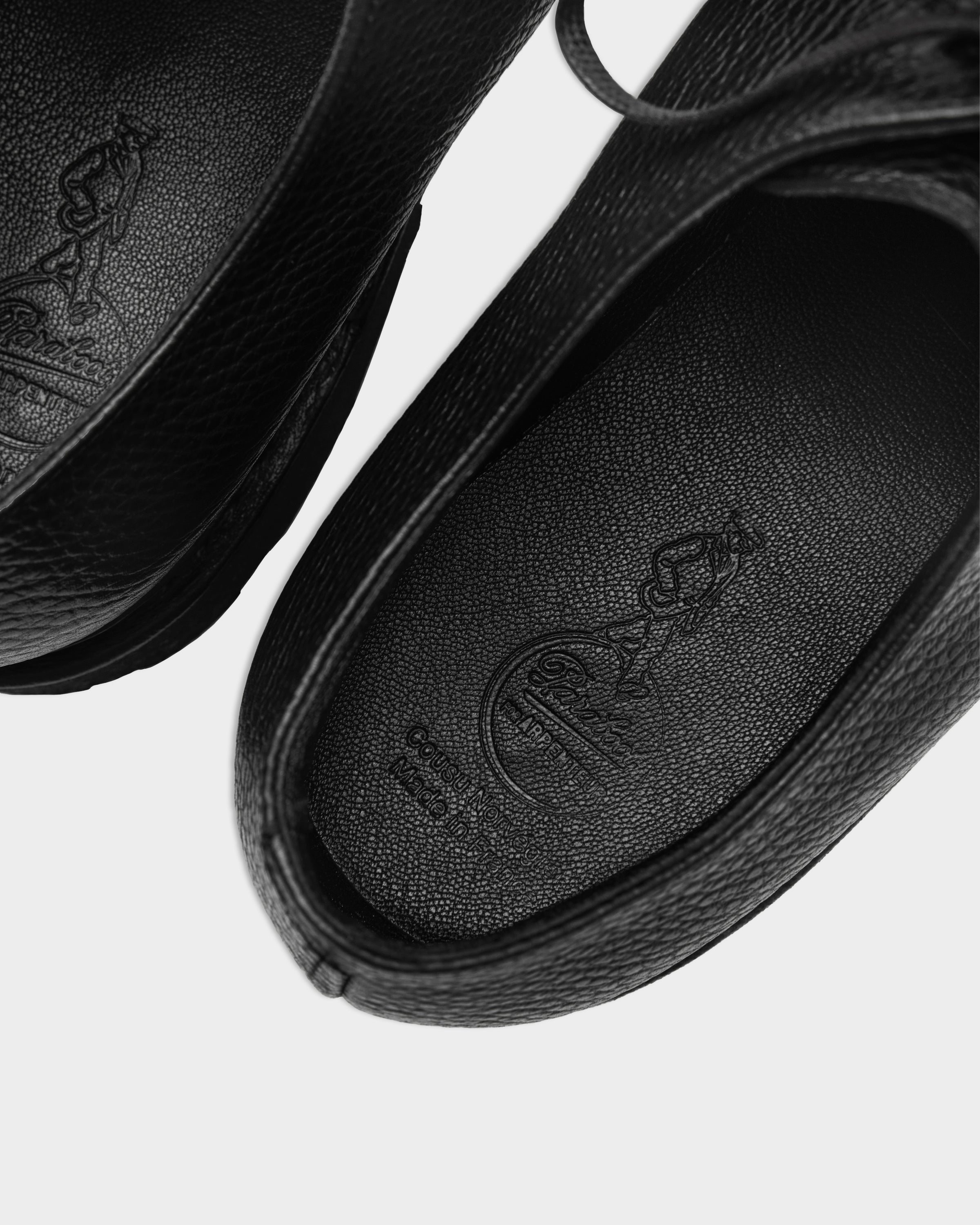 Paraboot ARPENTEUR MIRAGE黒革靴の後ろ姿、ヒールカップの美しいカーブとソールの厚み、グレインレザーの質感が際立つバックビューの詳細画像