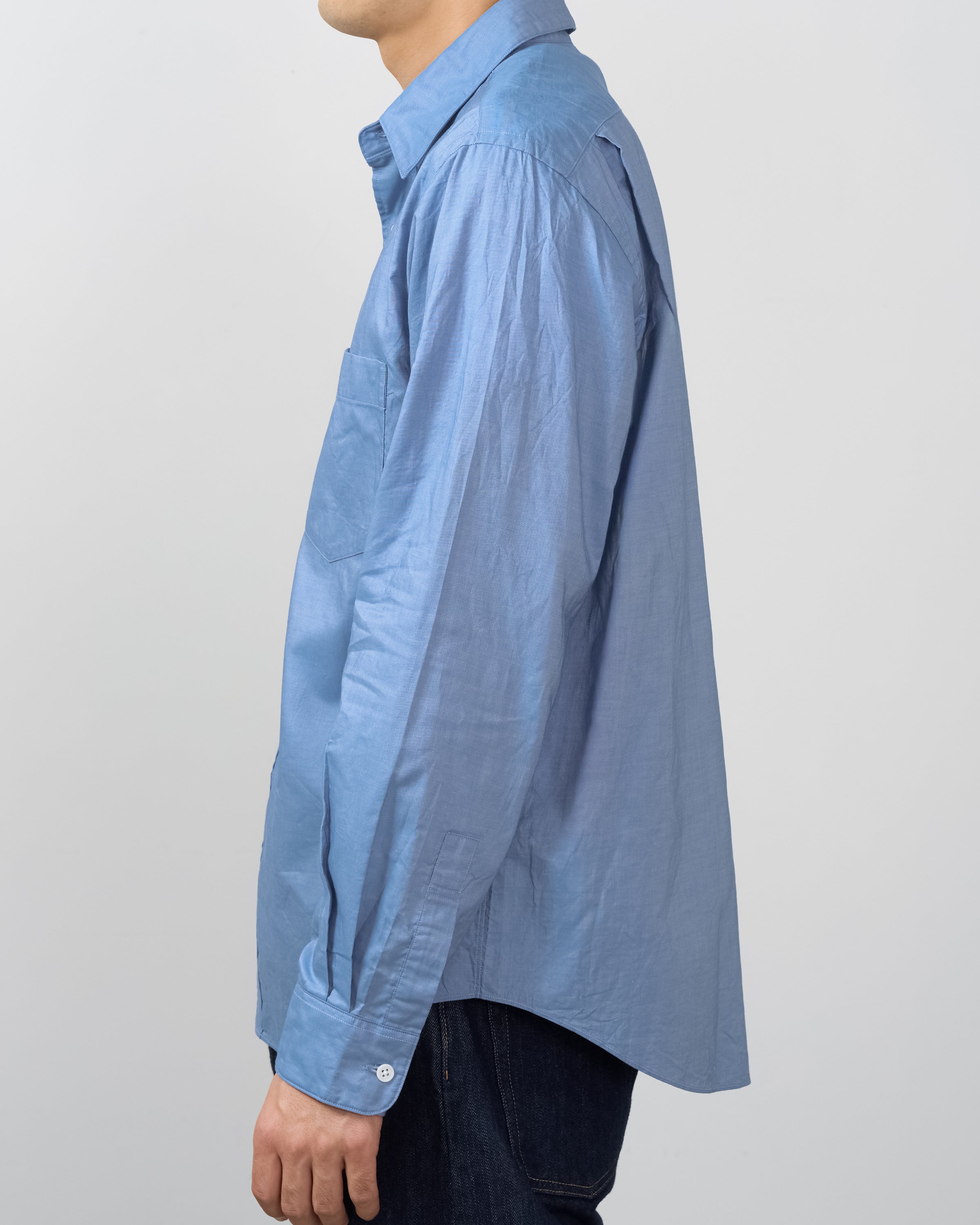 S Hコットンレギュラーカラーシャツの背面全体写真、ブルーシャンブレー生地のバックスタイルとシルエット。Cotton Regular Collar Shirt backの美しいフォルムとクラシックフィットが表現された日本製シャツ