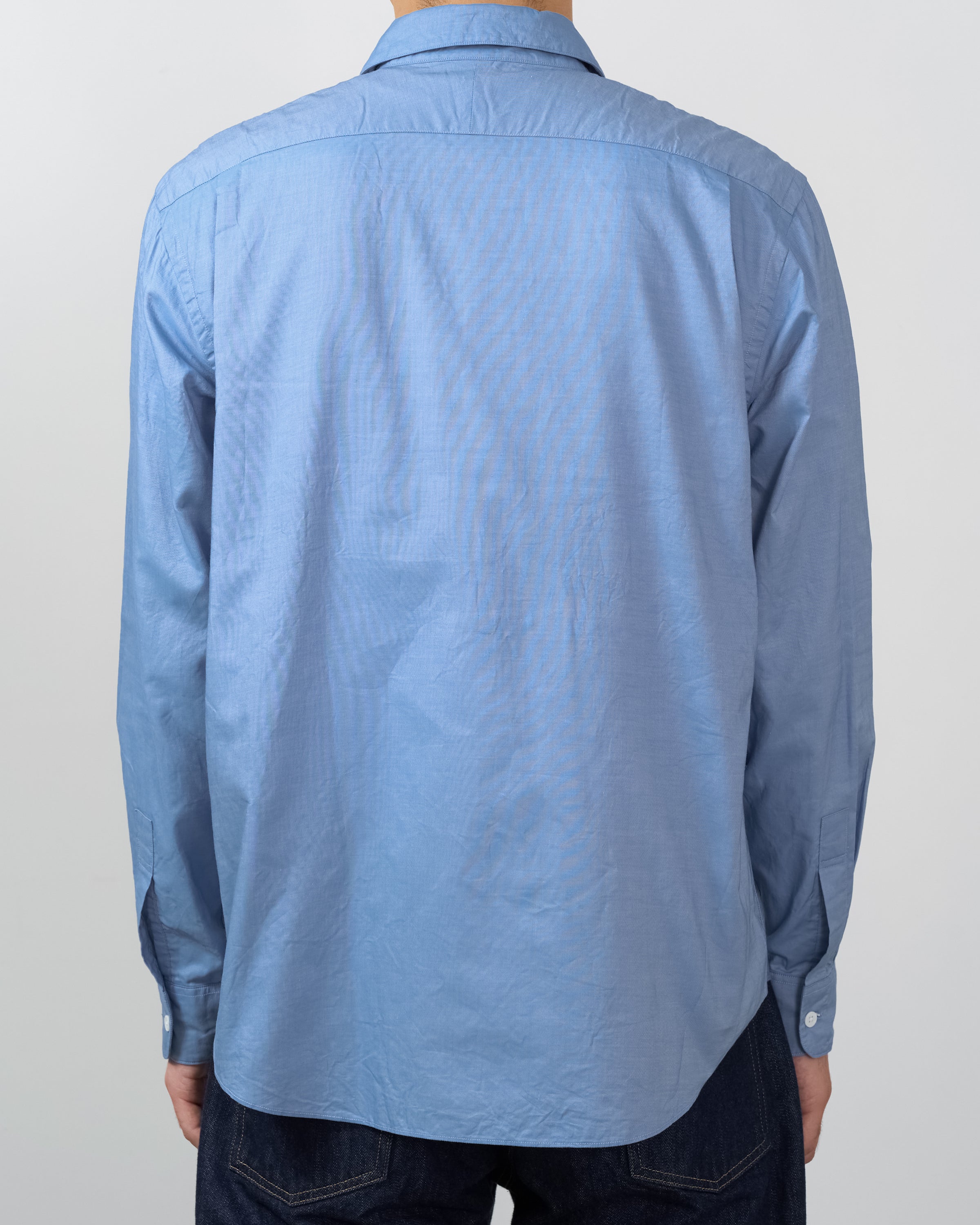 S Hブランドコットンレギュラーカラーシャツの側面写真、ブルーシャンブレー生地のサイドシルエットとフィット感。Cotton shirt side viewの自然なドレープとクラシックなカッティングが魅力的な日本製メンズウェア