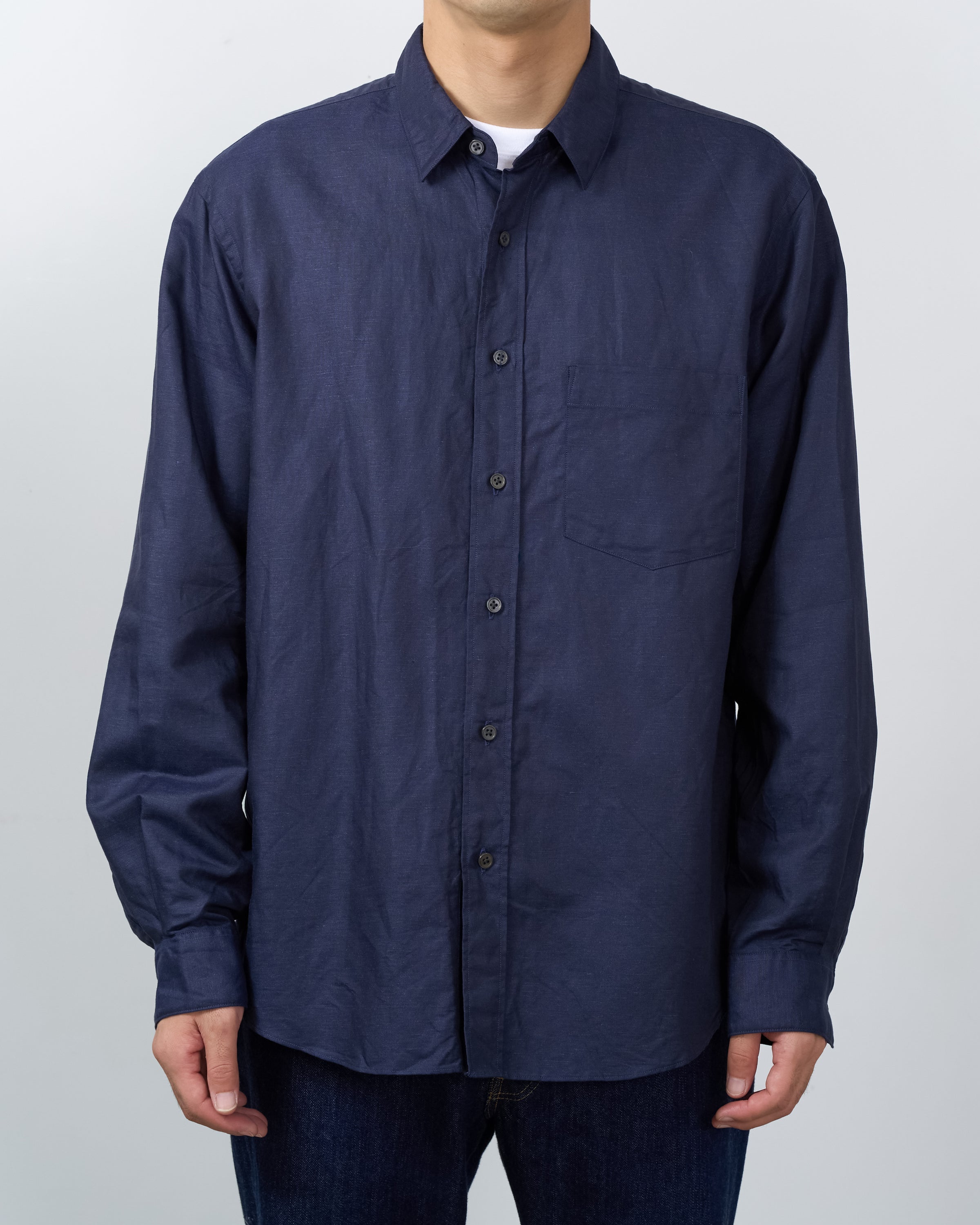 S H Cotton Linen Regular Collar Shirt Navy 着用モデル写真 Keylime Tokyo メンズファッション コットンリネンブレンド 長袖シャツ ネイビー カジュアルスタイル