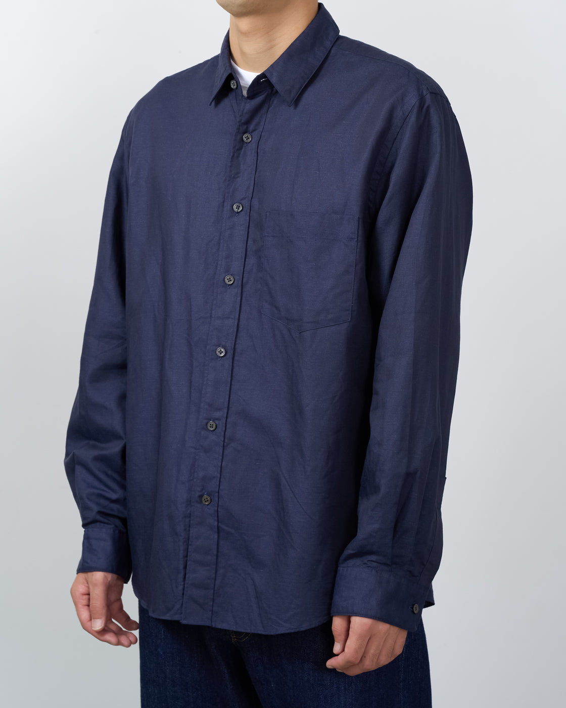 Keylime Tokyo Navy Cotton Linen Shirt 横向き着用写真 S H Regular Collar メンズシャツ コットンリネン素材 ネイビー色 カジュアルウェア 長袖シャツ