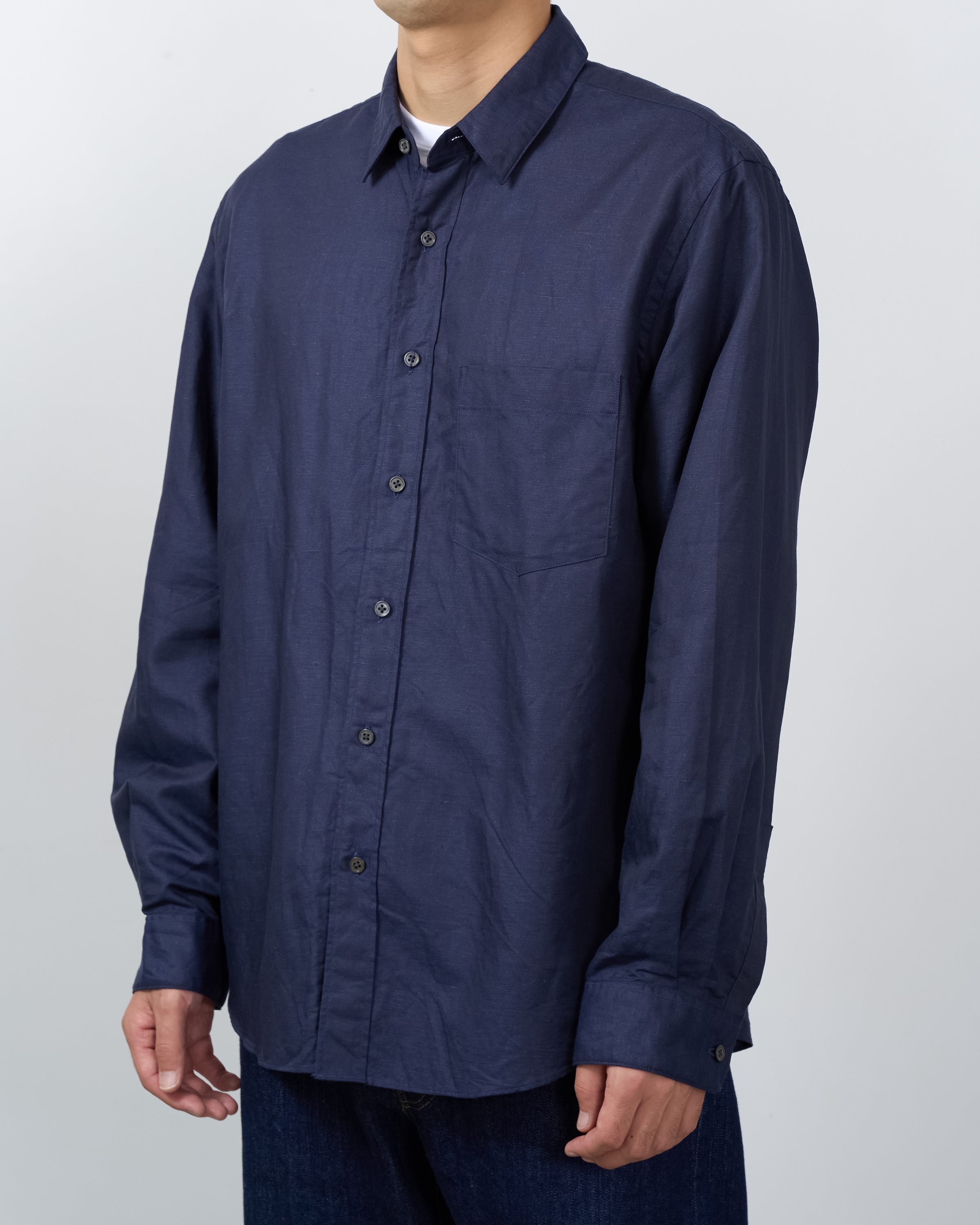 Keylime Tokyo Navy Cotton Linen Shirt 横向き着用写真 S H Regular Collar メンズシャツ コットンリネン素材 ネイビー色 カジュアルウェア 長袖シャツ