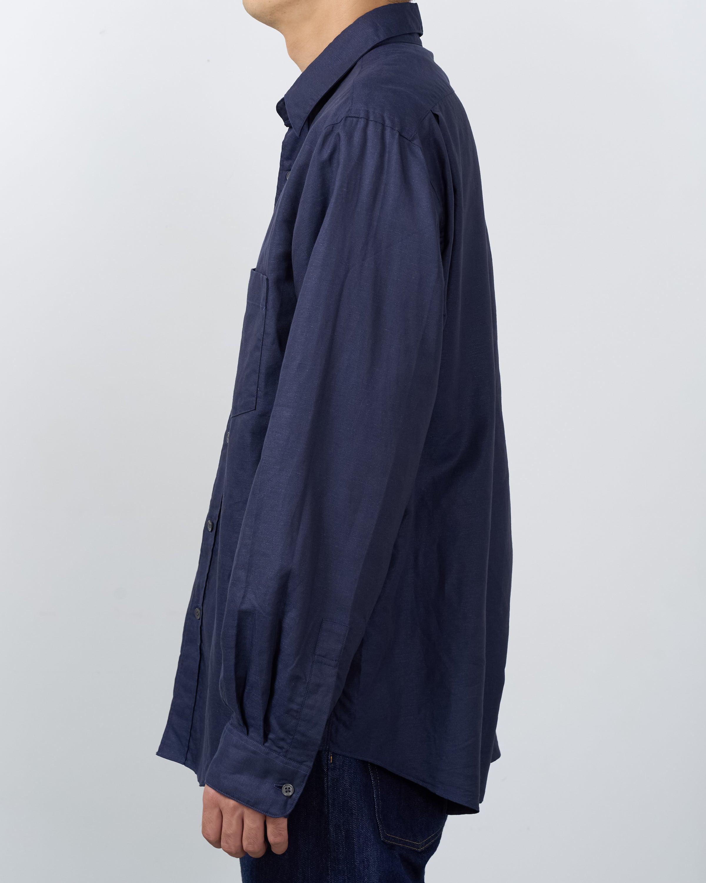 S H Cotton Linen Regular Collar Shirt Navy 後ろ姿着用写真 Keylime Tokyo メンズシャツ バック view コットンリネン ネイビー 長袖カジュアルシャツ