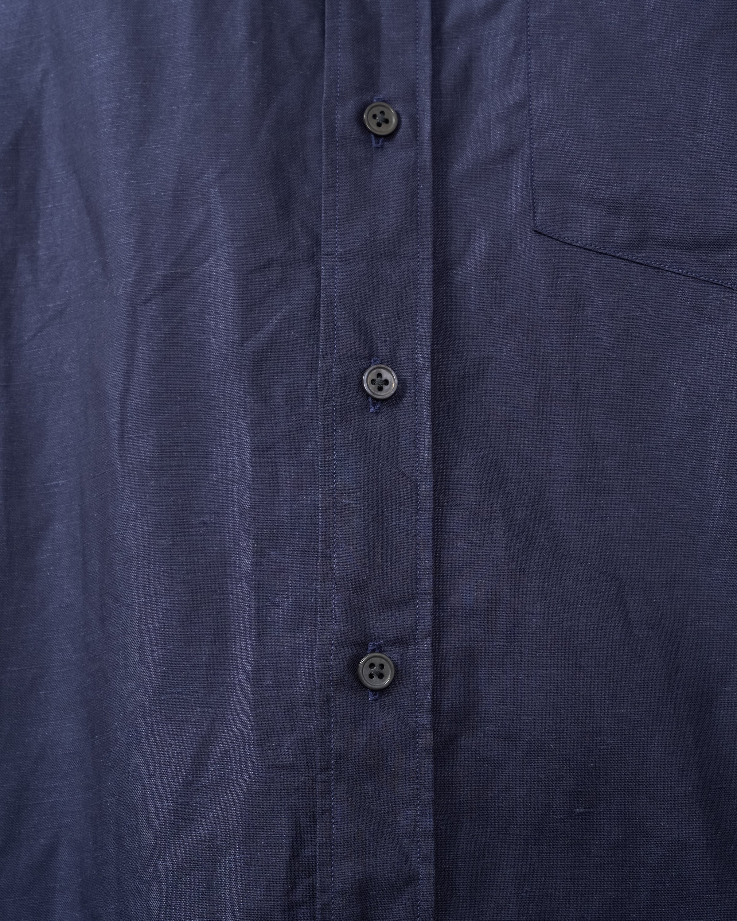 Keylime Tokyo Navy Cotton Linen Shirt 襟元詳細写真 S H Regular Collar detail コットンリネン素材 ネイビー色 メンズシャツ カジュアルウェア