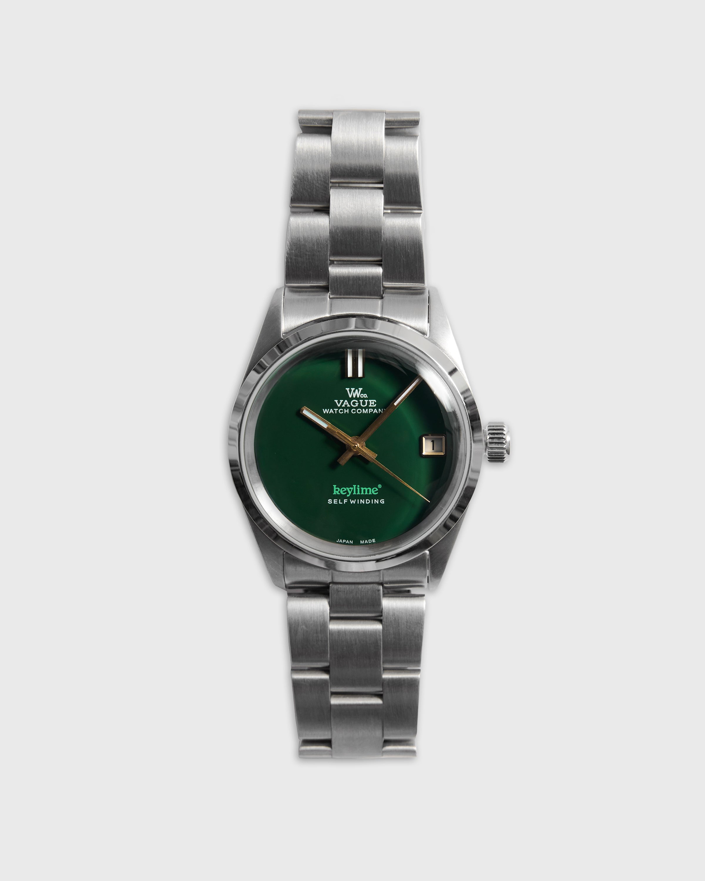 VAGUE WATCH Co.とkeylime Tokyo別注腕時計、ステンレスシルバーモデル。艶やかなグリーンの文字盤にゴールドの針と3時位置のデイト表示が特徴。34mmケースの日本製自動巻