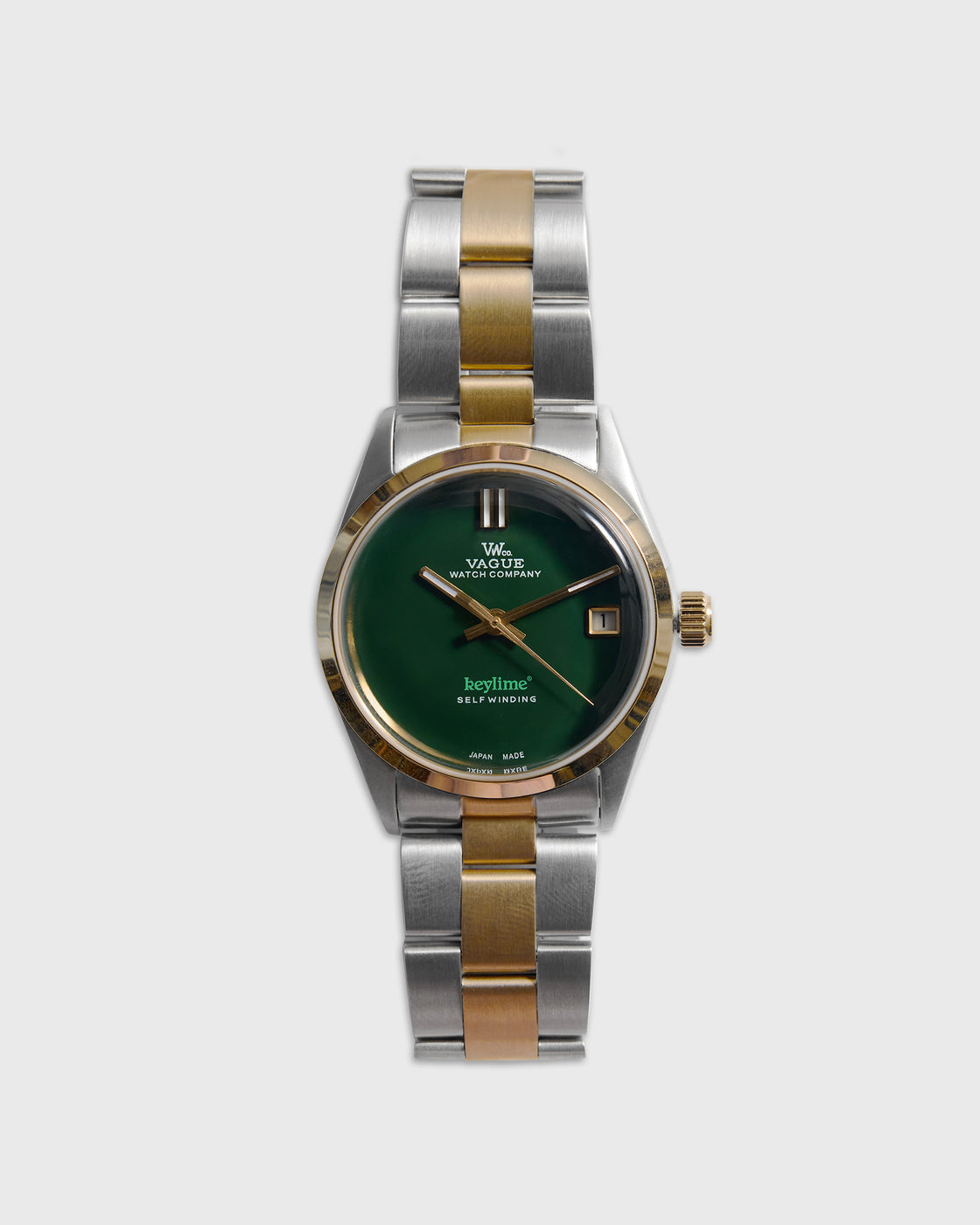 VAGUE WATCH Co.とkeylime Tokyo別注腕時計のコンビモデル。シルバーとゴールドのtwo-toneがクラシック。艶やかなグリーンの文字盤にゴールドの針とデイト表示。34mm。