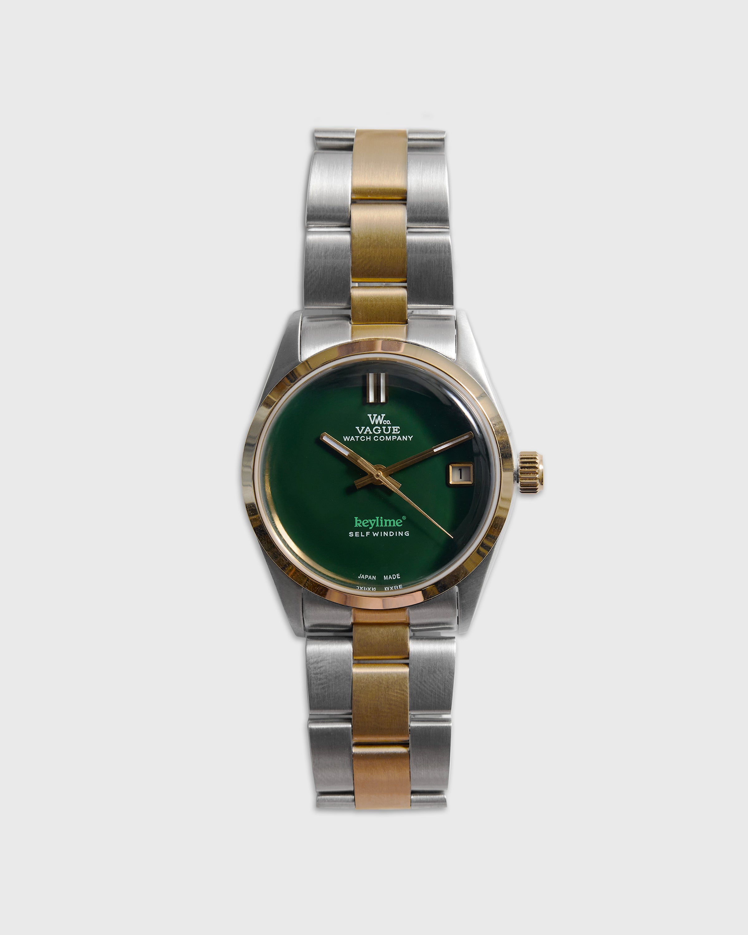 VAGUE WATCH Co.とkeylime Tokyo別注腕時計のコンビモデル。シルバーとゴールドのtwo-toneがクラシック。艶やかなグリーンの文字盤にゴールドの針とデイト表示。34mm。
