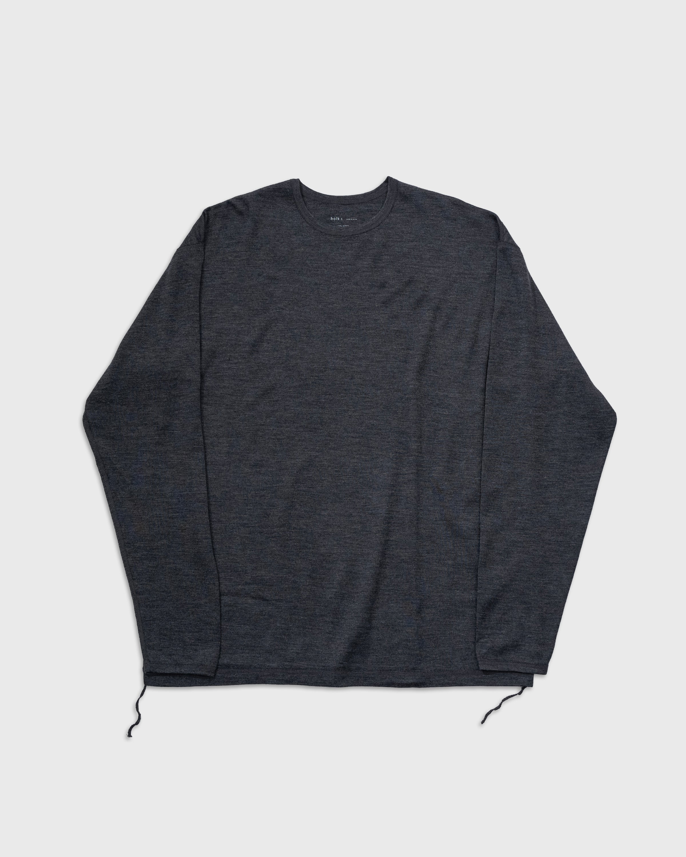 holkブランドのメリノウールlong sleeve teeチャコールカラー、モデル着用正面スタイリング写真、上品なドレープ感とソフトな質感が特徴的なwool t-shirt