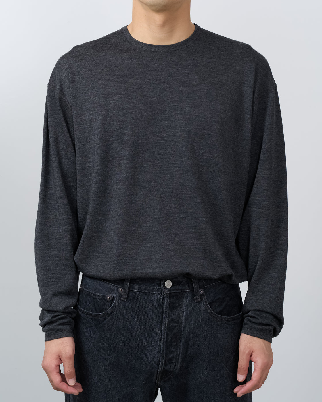 holk wool long sleeve tシャツチャコール色、モデル着用斜めアングル、インナーとしても一枚でも着用可能なversatile merino wool garment