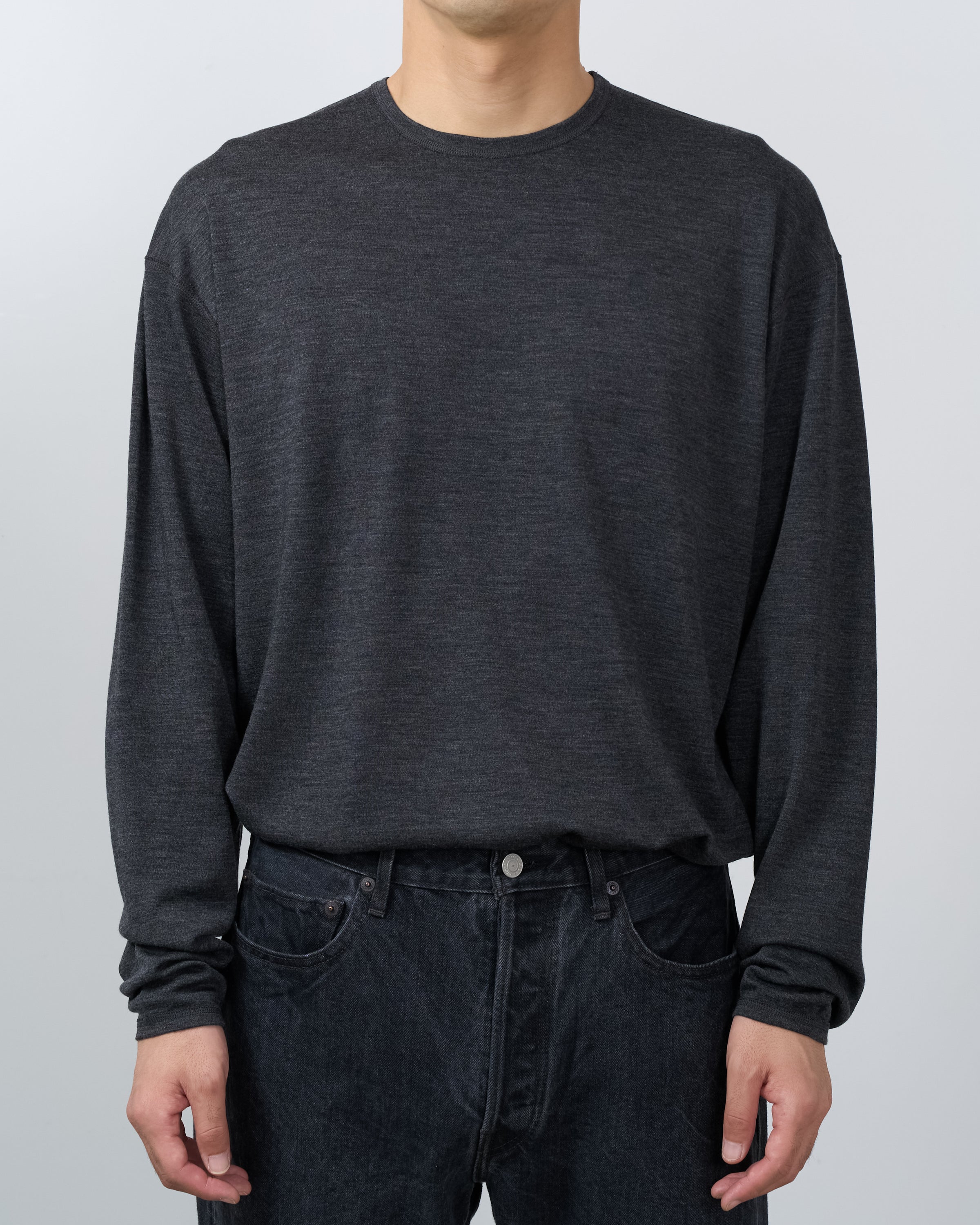 holk wool long sleeve tシャツチャコール色、モデル着用斜めアングル、インナーとしても一枚でも着用可能なversatile merino wool garment