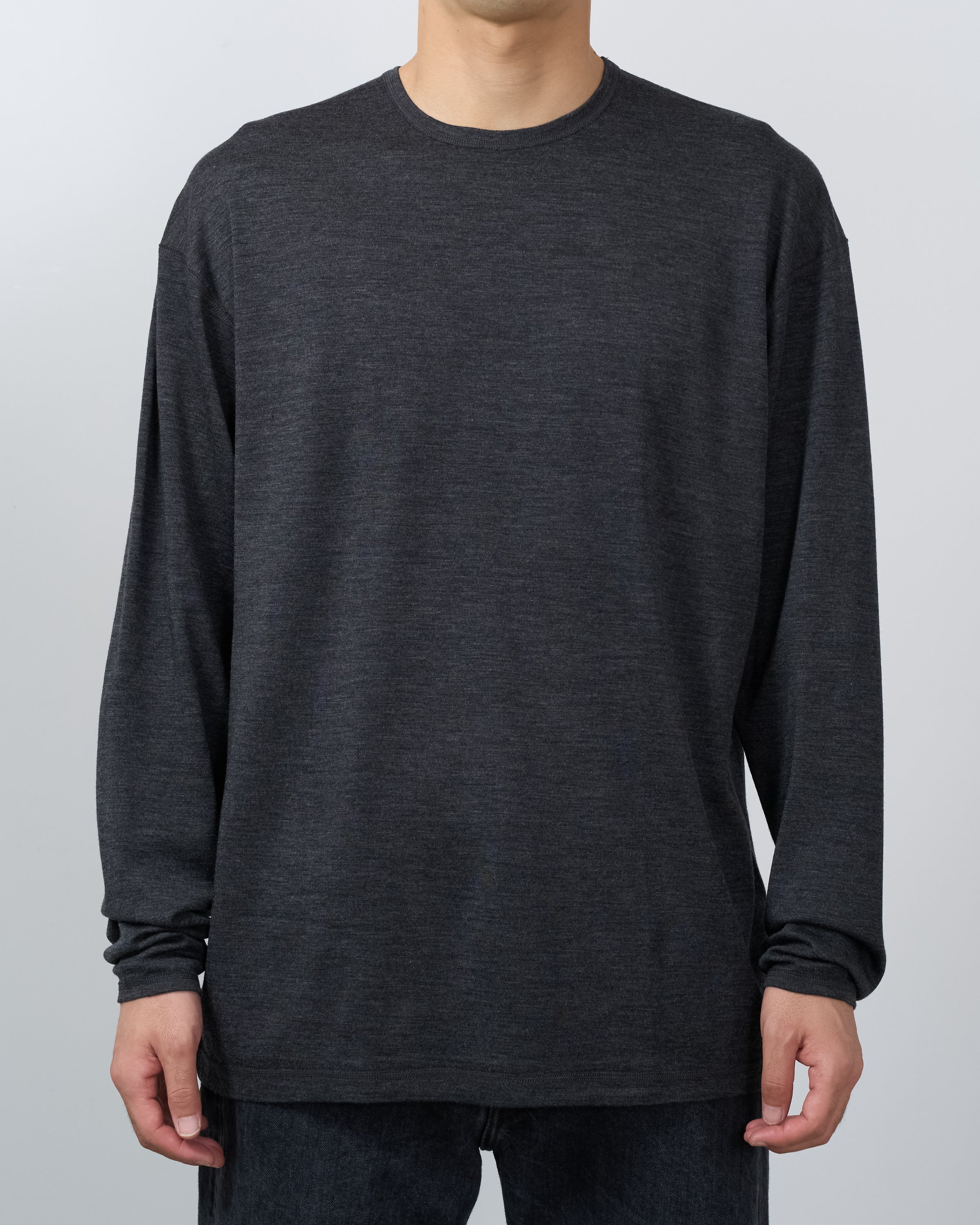 holk wool long sleeve tシャツチャコール、モデル着用サイドビュー、程よいゆとりのあるシルエットと袖口の自然な溜まりディテールを表現したmerino wool