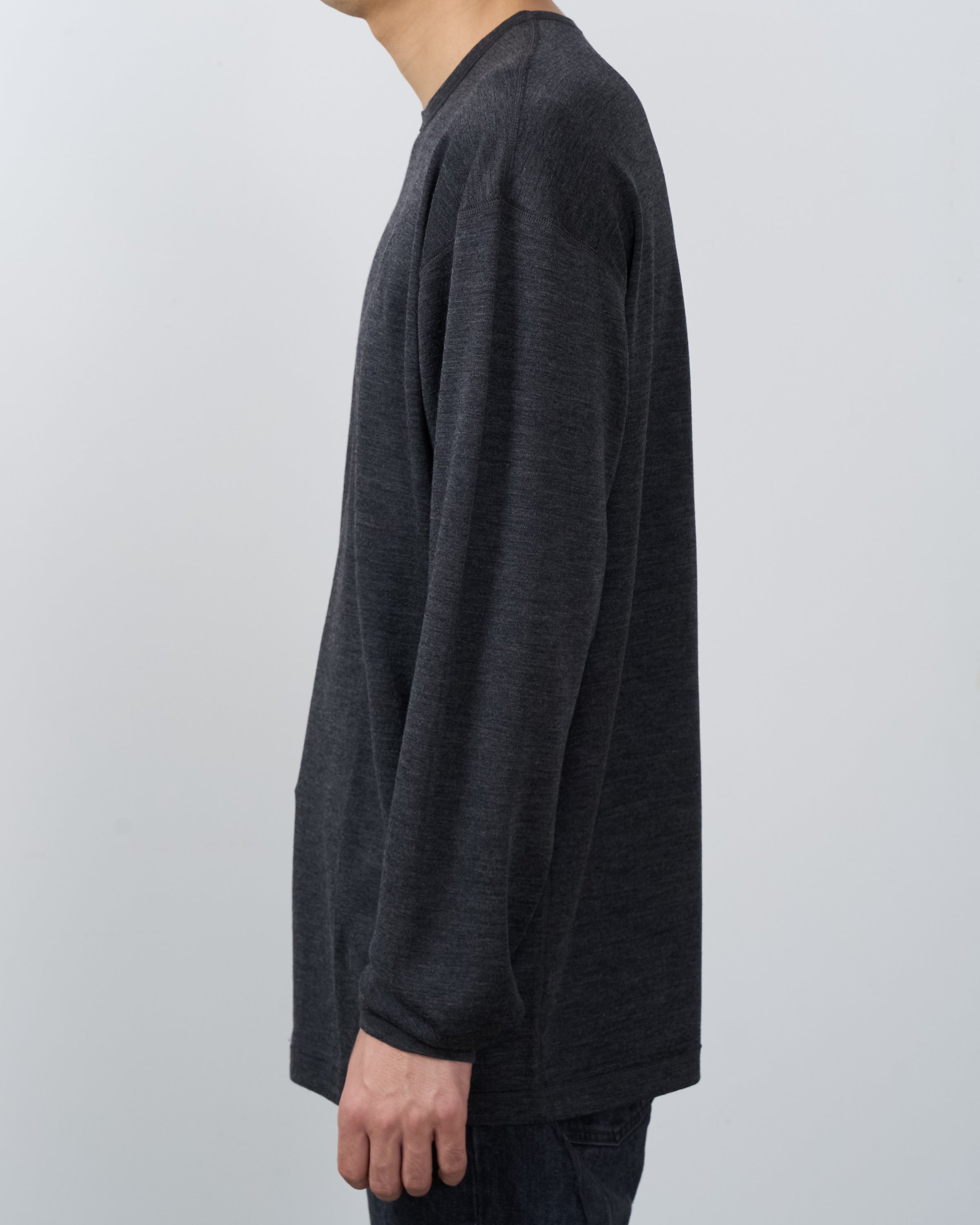 holk wool long sleeve tシャツチャコール、商品単体フラットレイ写真、メリノウール素材の上品な質感とminimal designが際立つ日本製アイテム