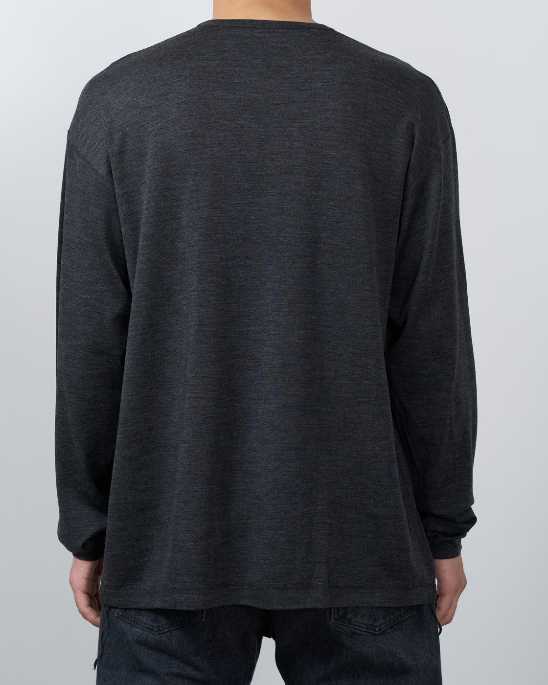 holk wool long sleeve tシャツチャコール、商品単体フラットレイ写真、メリノウール素材の上品な質感とminimal designが際立つ日本製アイテム