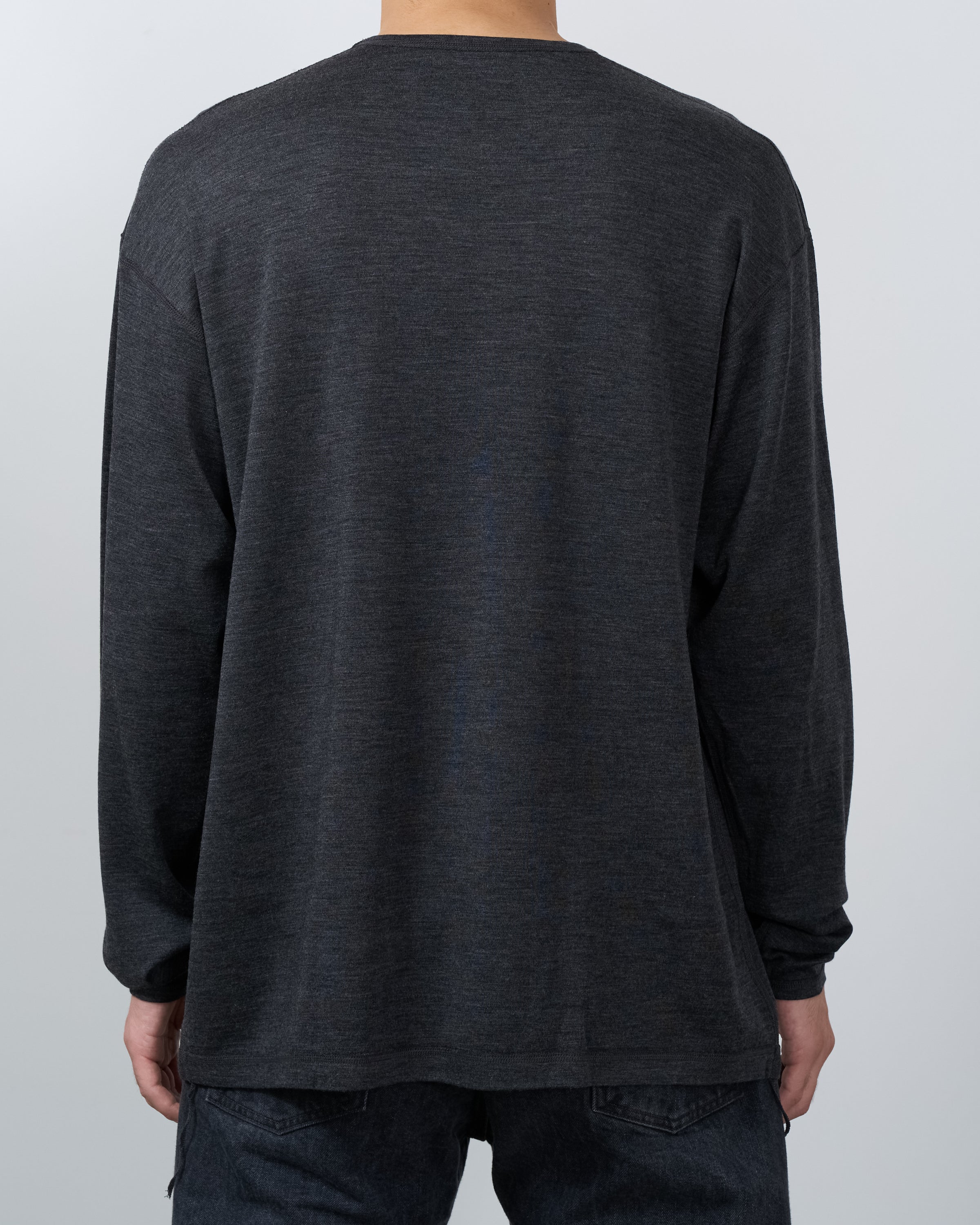 holk wool long sleeve tシャツチャコール、商品単体フラットレイ写真、メリノウール素材の上品な質感とminimal designが際立つ日本製アイテム