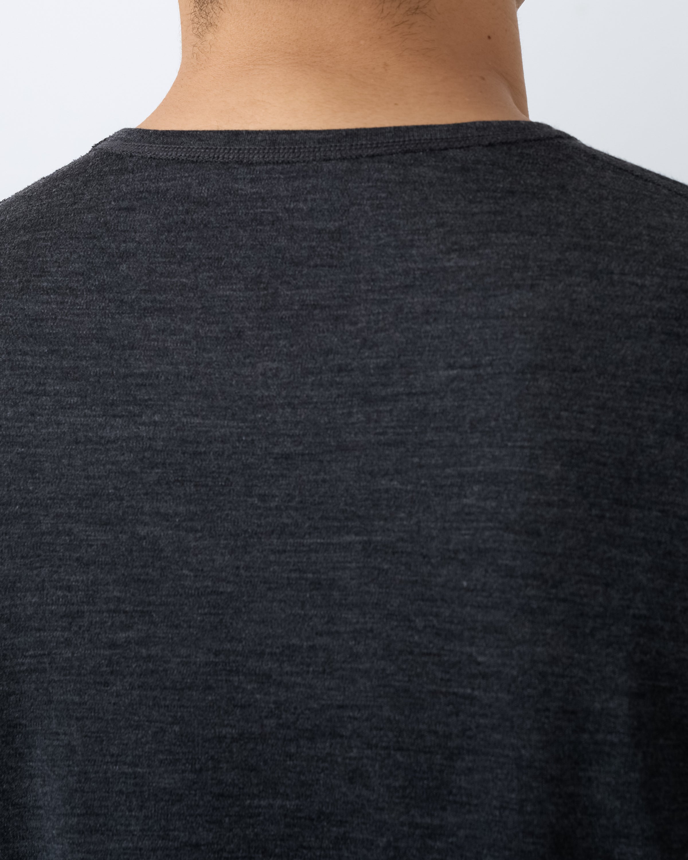 holk wool long sleeve tシャツチャコール、商品素材感クローズアップ写真、チクチク感を軽減したsoft merino wool fabricの質感detail
