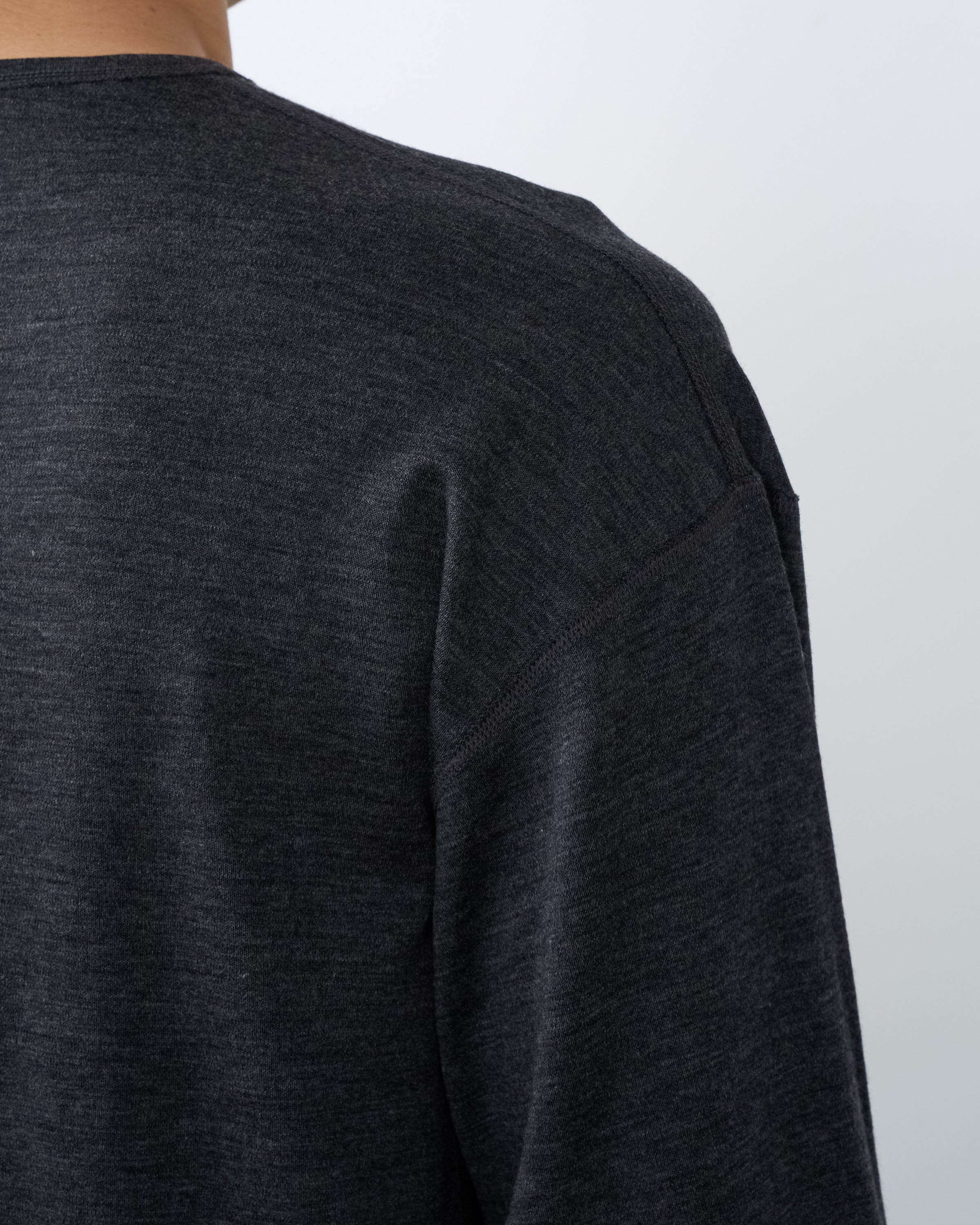 holk wool long sleeve tシャツチャコール、モデル着用アップ写真、日本製premium merino woolの洗練された雰囲気とcomfort fitを表現