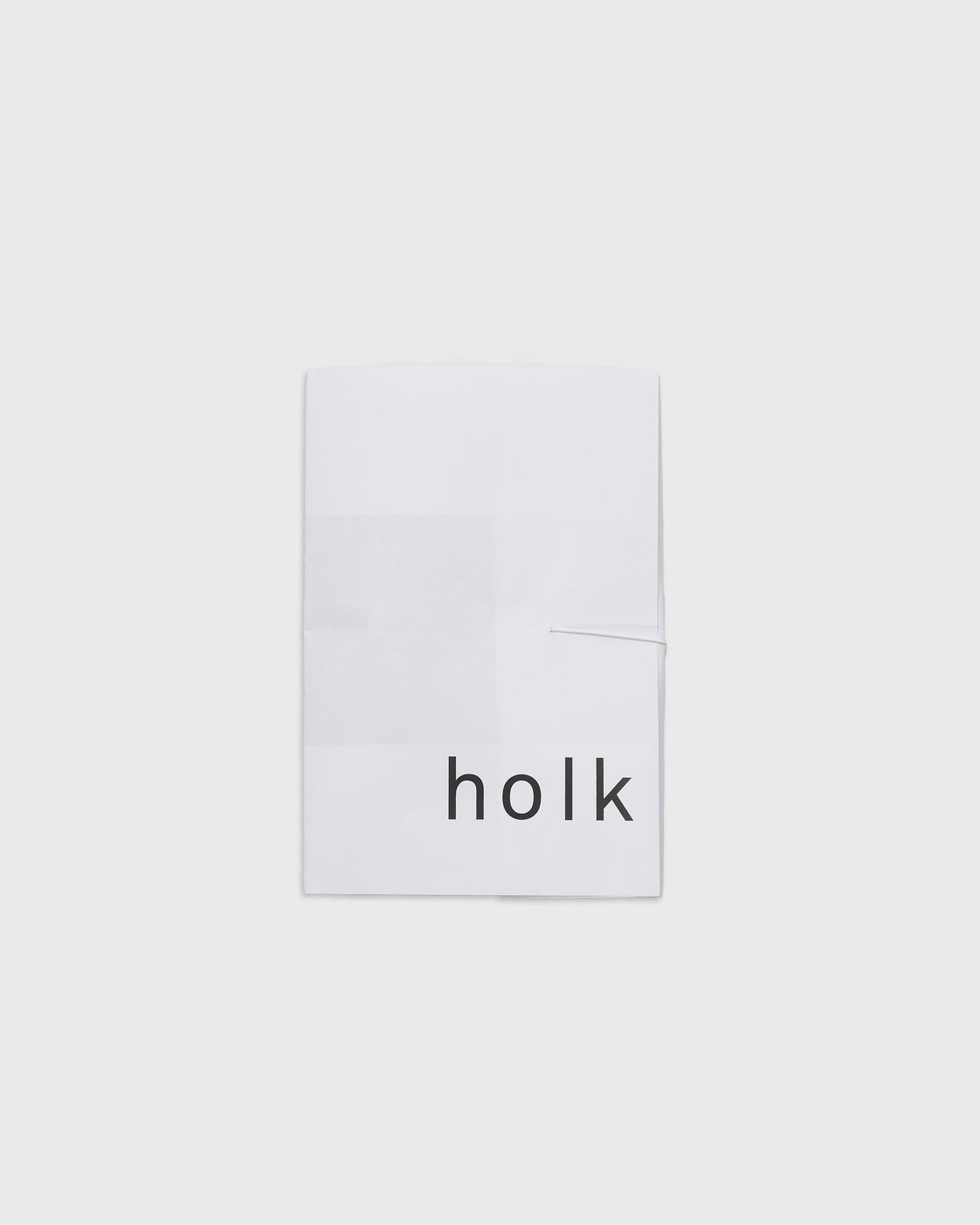 : holk wool long sleeve tシャツチャコール、モデル着用遠景全身写真、アウトドアウェアより洗練されたurban style merino wool garmentの着用例
