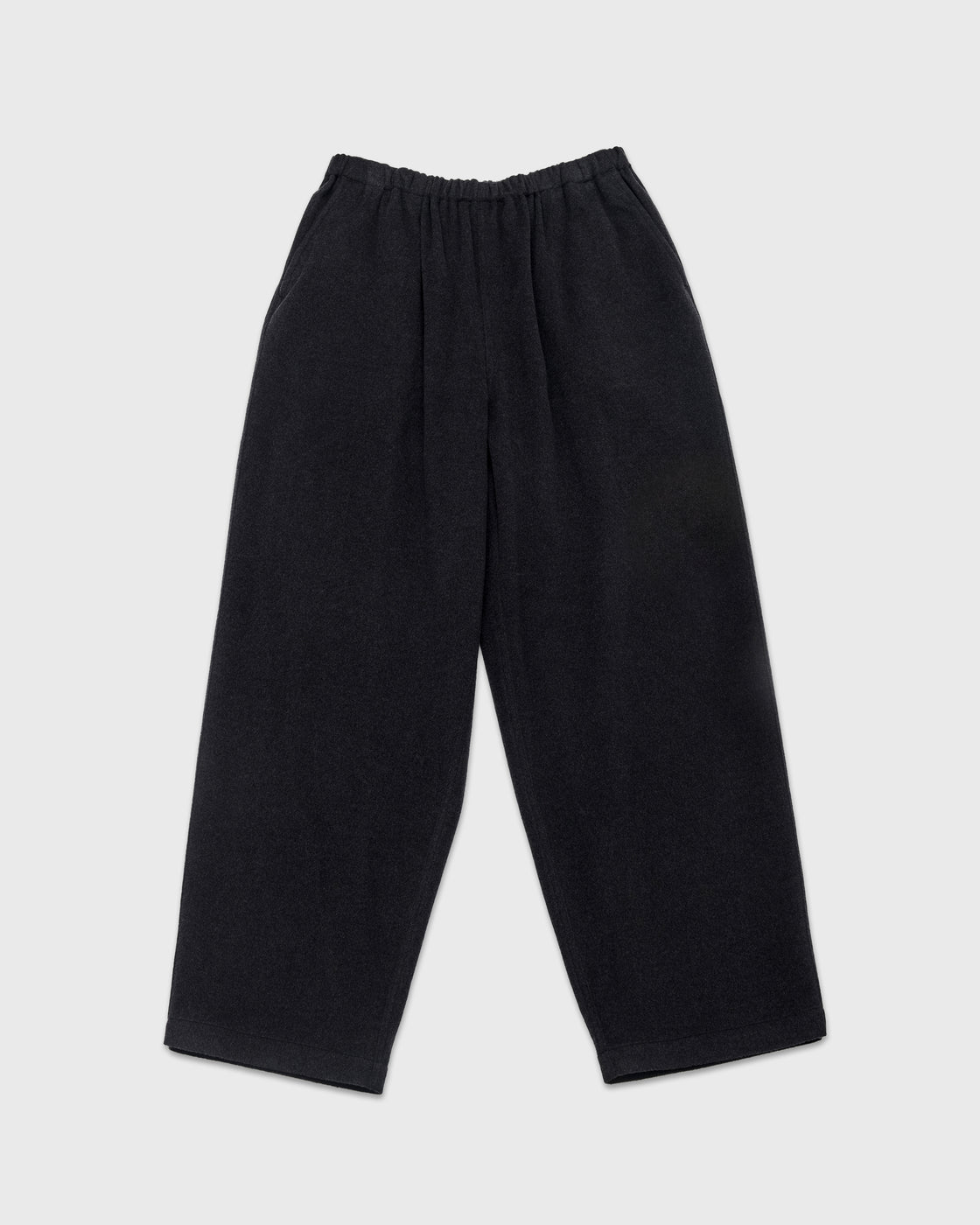holkブランドのKang Fu Pantsチャコールカラー、SUPER160sラムウールショートビーバー素材、イージーウエストのワイドシルエット、上質な質感とドレープ性を表現